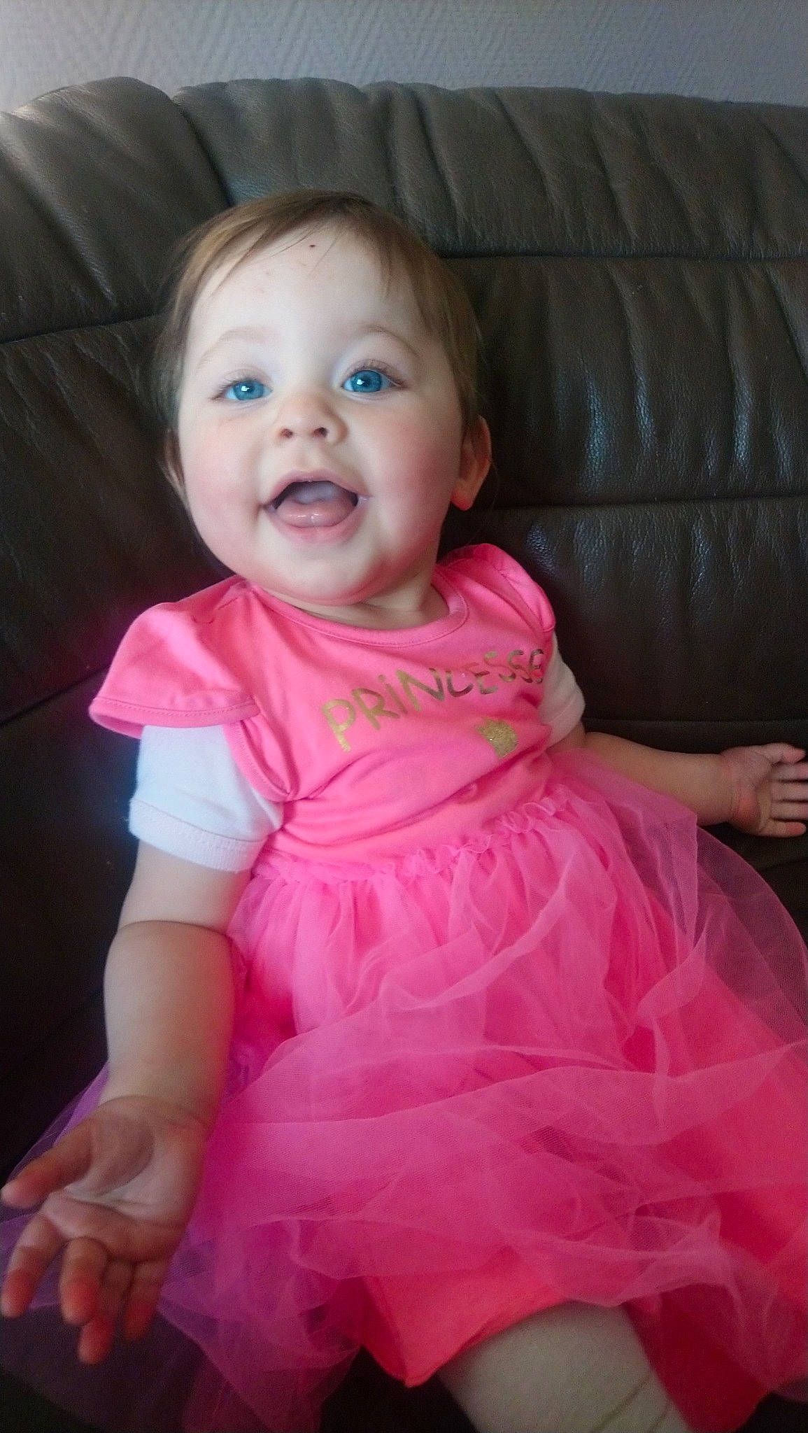 Leony participe au concours pour gagner de l'argent avec cette photo : baby, cheek, child, eye, face, facial_expression, iris, lip, person, pink, skin, smile, toddler