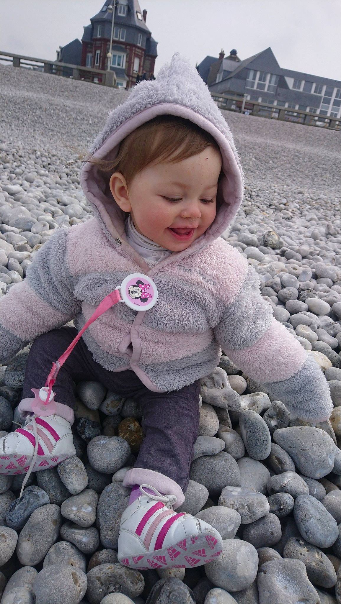Leony a rejoint le concours — aidez-le/la à gagner de superbes lots ! baby, child, gravel, joy, pebble, person, pink, plant, play, rock, sand, smile, toddler