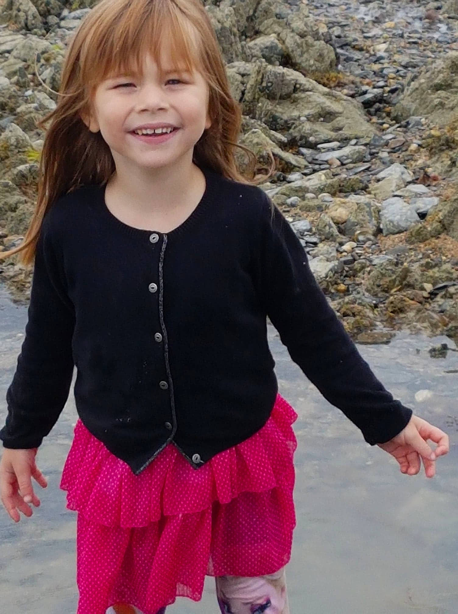 Rosalie a rejoint le concours — aidez-le/la à gagner de superbes lots ! child, child_model, clothing, design, girl, joy, outerwear, pattern, person, pink, shorts, shoulder, sleeve, smile, sweater, textile, toddler, top