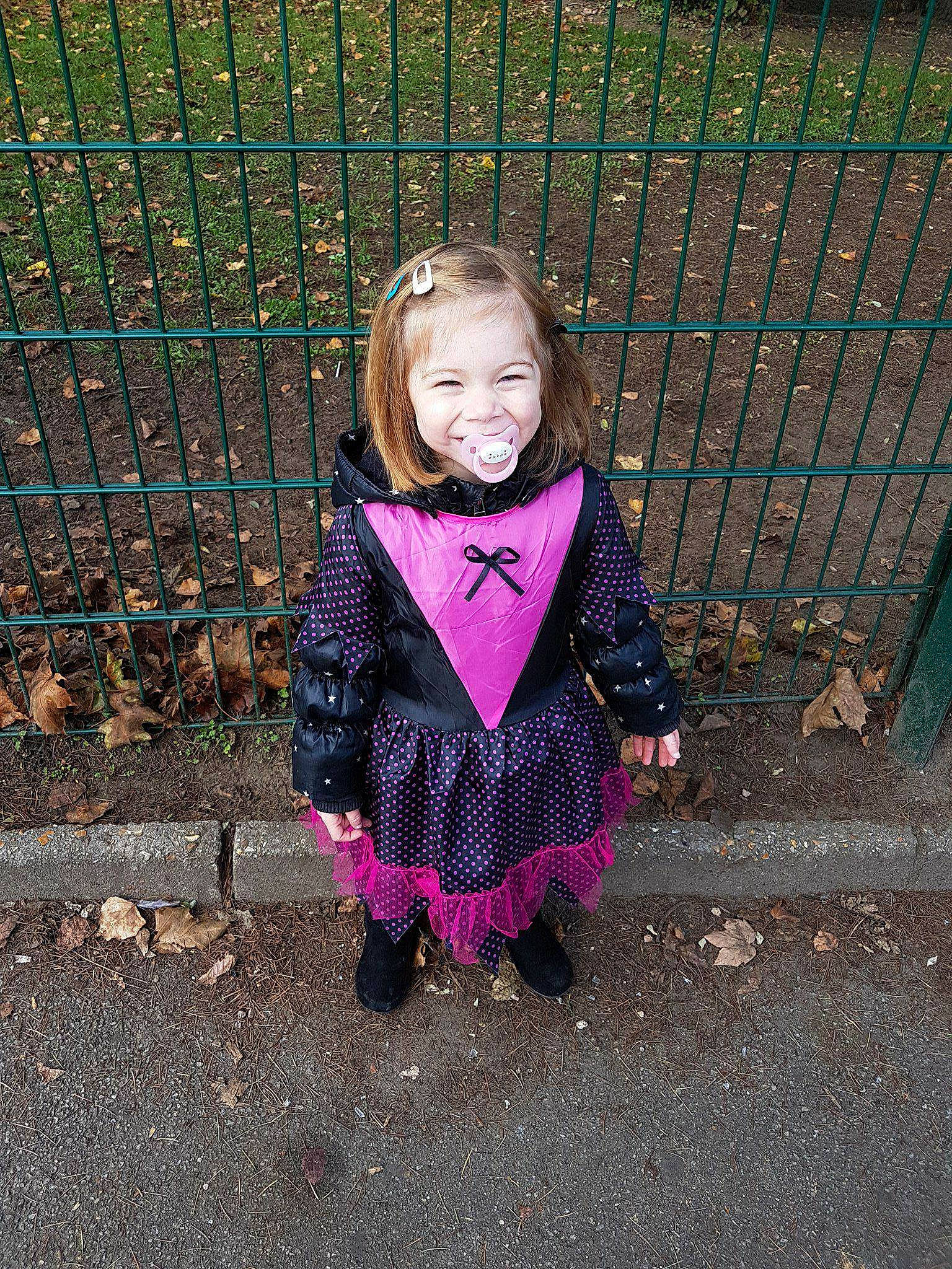 Rosalie participe au concours pour gagner de l'argent avec cette photo : child, design, fun, girl, joy, outerwear, pattern, person, pink, plaid, play, purple, smile, tartan, toddler, tree, winter