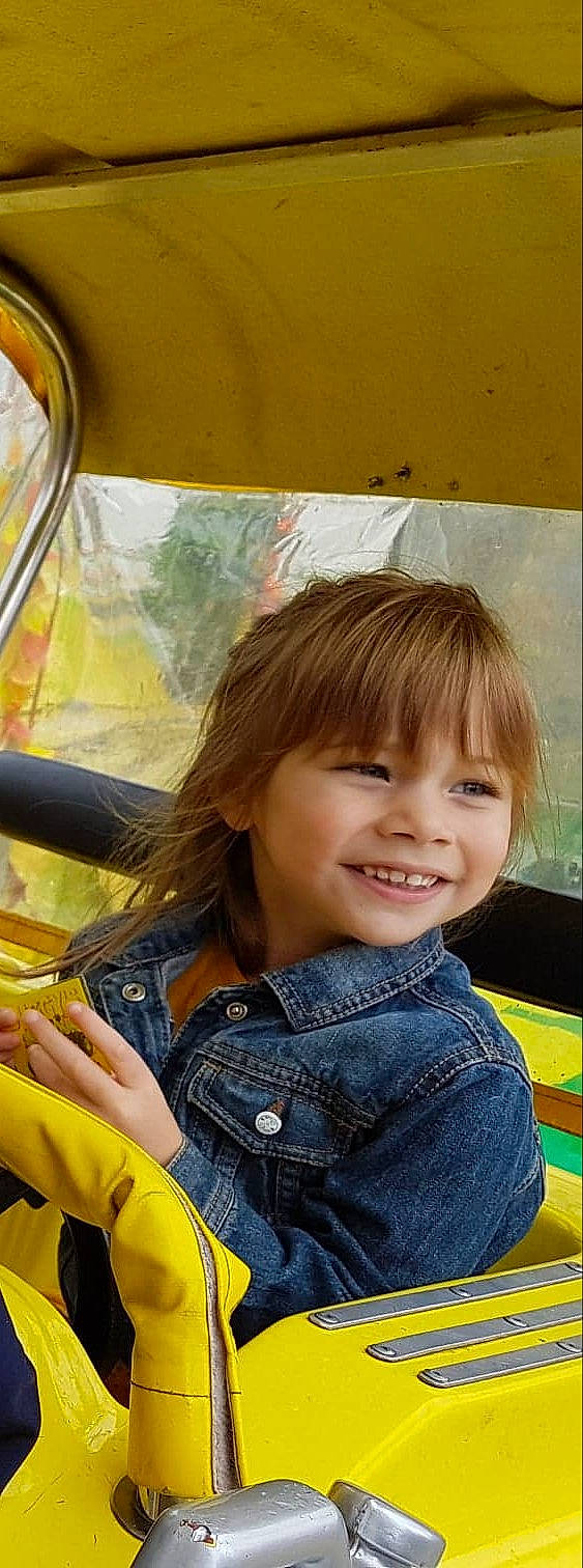 Rosalie participe au concours pour gagner de l'argent avec cette photo : boy, child, fun, girl, infant, joy, person, play, sitting, skin, smile, toddler, yellow