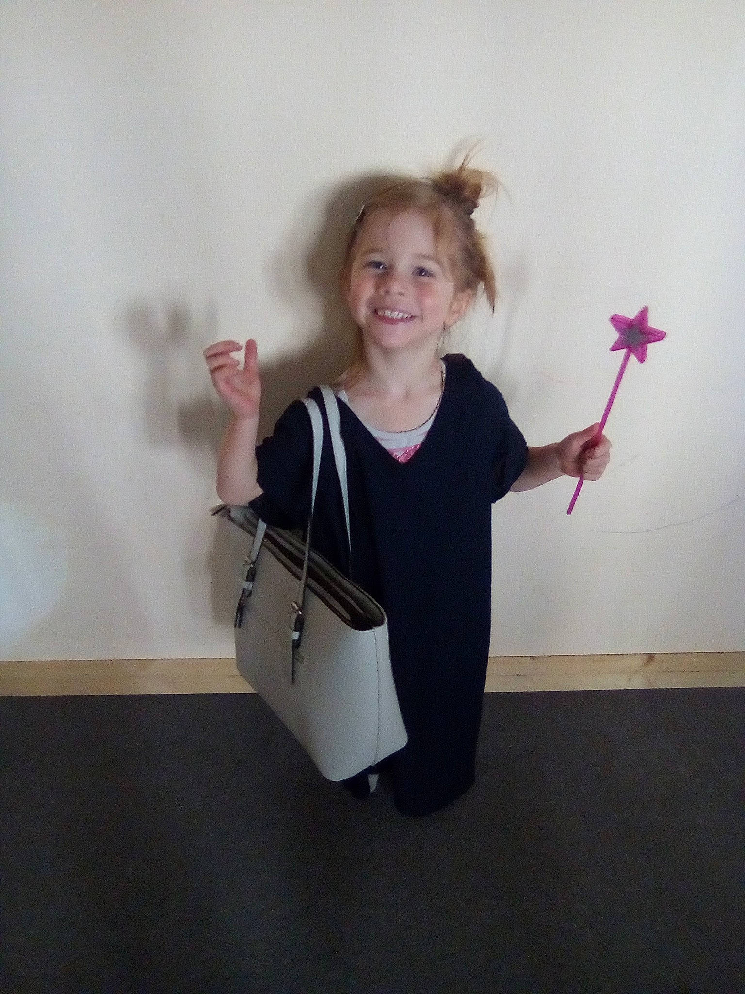 Rosalie participe au concours pour gagner de l'argent avec cette photo : arm, bowed_string_instrument, cello, guitar, human_body, joint, joy, musical_instrument, neck, person, plucked_string_instruments, product, shoulder, standing, string_instrument, viola, violin, violin_family, violinist