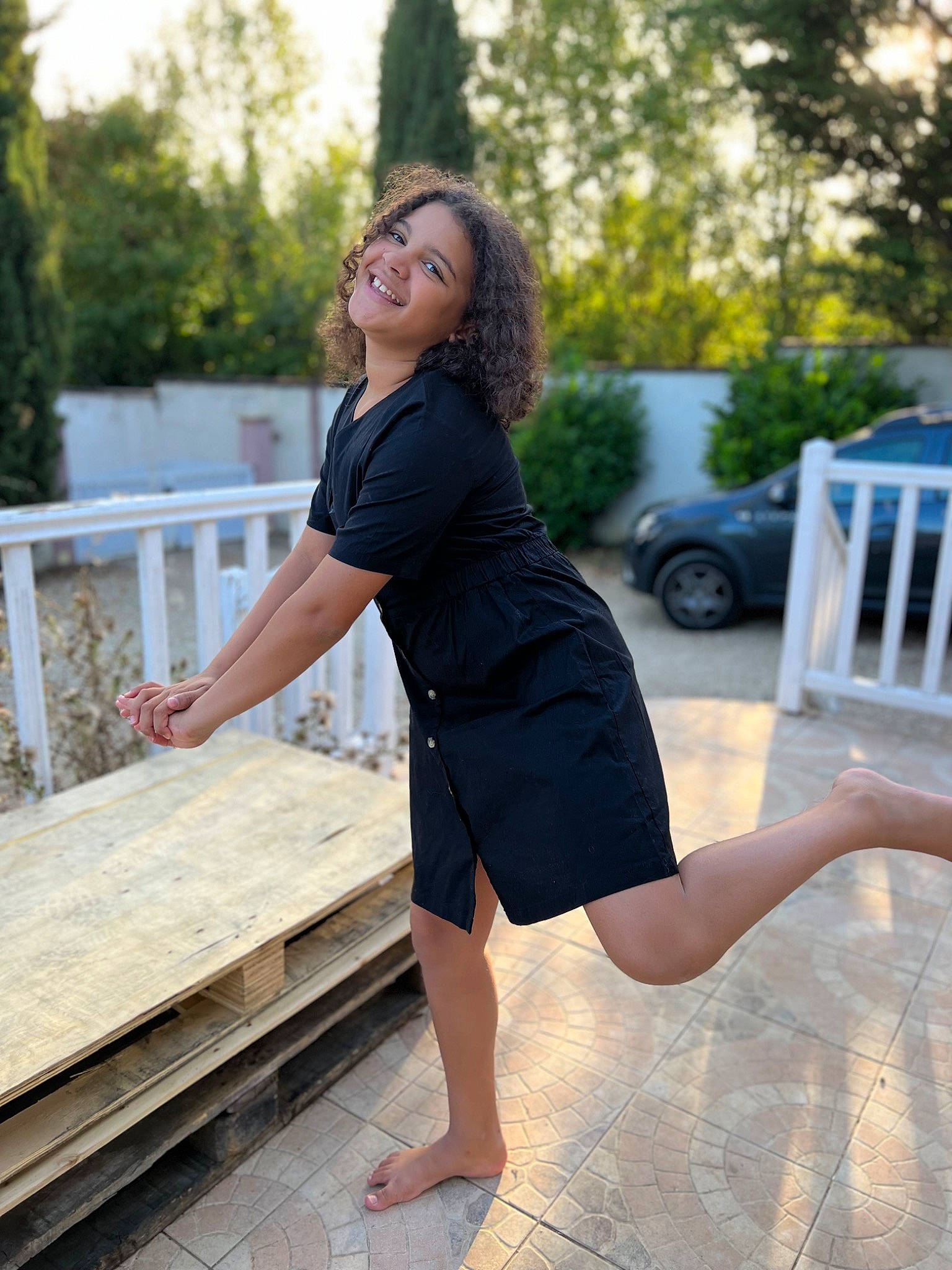 Aïna participe au concours pour gagner de l'argent avec cette photo : blond, eyewear, flash_photography, grass, happy, human_leg, joint, joy, knee, leisure, long_hair, person, plant, sleeve, smile, sportswear, thigh, tree, trunk, waist