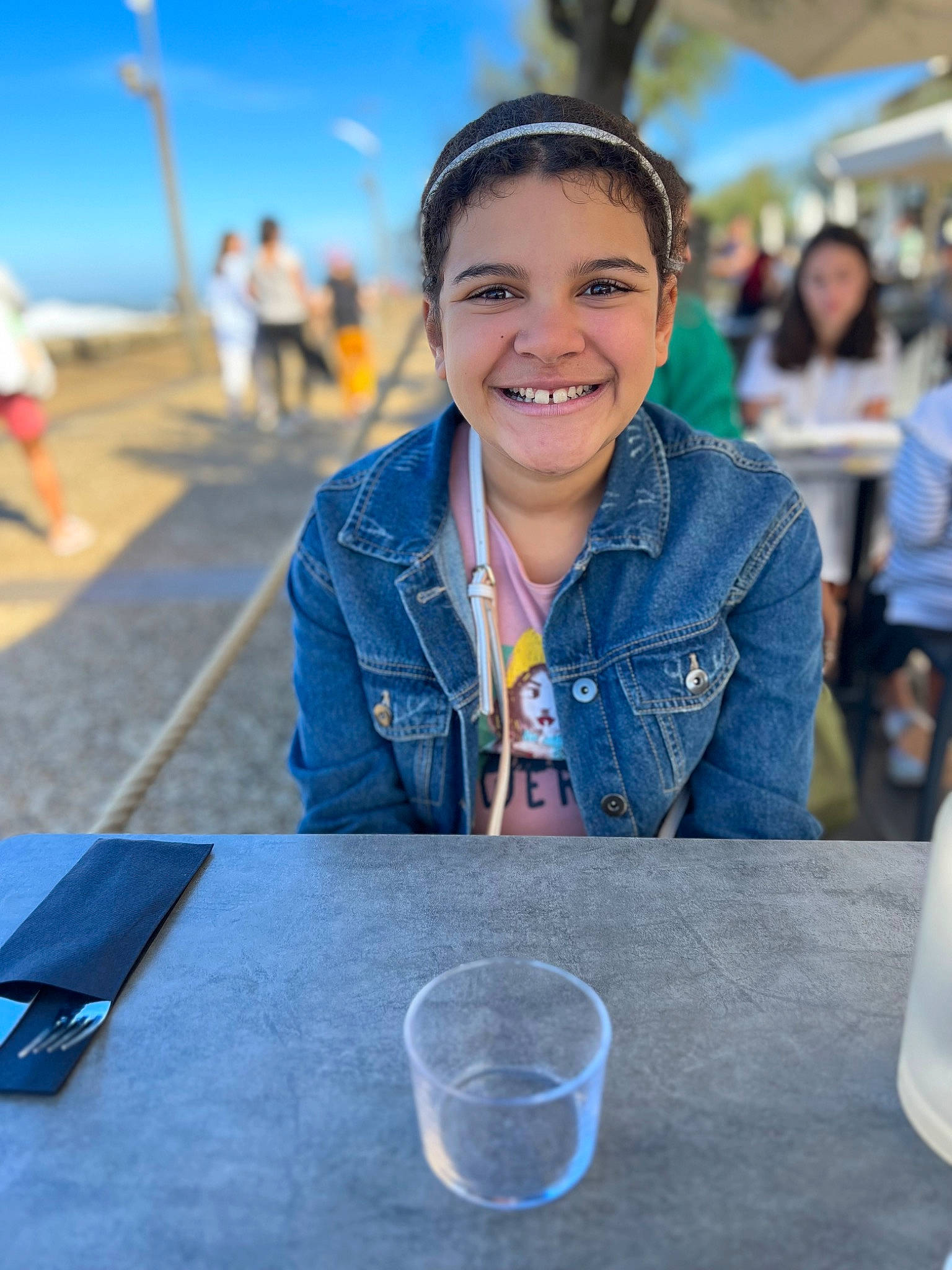 Aïna a rejoint le concours — aidez-le/la à gagner de superbes lots ! blurred, competition_event, drink, drinkware, electric_blue, event, eyewear, fun, happy, joy, landscape, leisure, natural_environment, person, recreation, sky, smile, summer, t_shirt, table