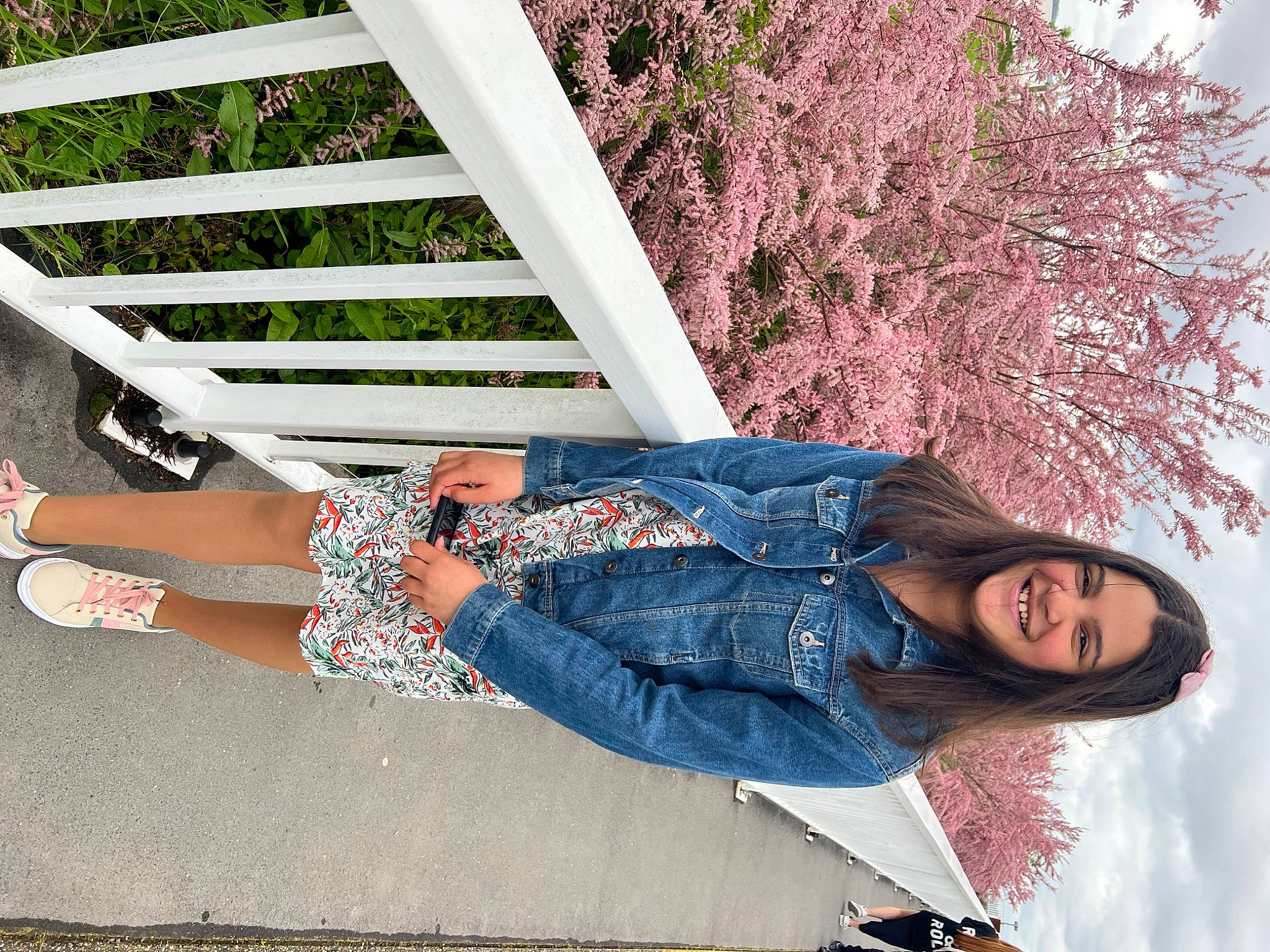 Aïna a rejoint le concours — aidez-le/la à gagner de superbes lots ! beauty, denim, design, electric_blue, eyewear, flower, fun, grass, happy, human_leg, joy, leisure, magenta, people_in_nature, person, pink, plant, smile, spring, thigh