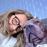 Vasco a rejoint le concours — aidez-le/la à gagner de superbes lots ! blue_wallpaper, casual, close_up, comfort, companion, cozy, dog, expression, face, friendly, geometric_pattern, glasses, head, human, indoor, pet, portrait, relaxed, snuggling, woman
