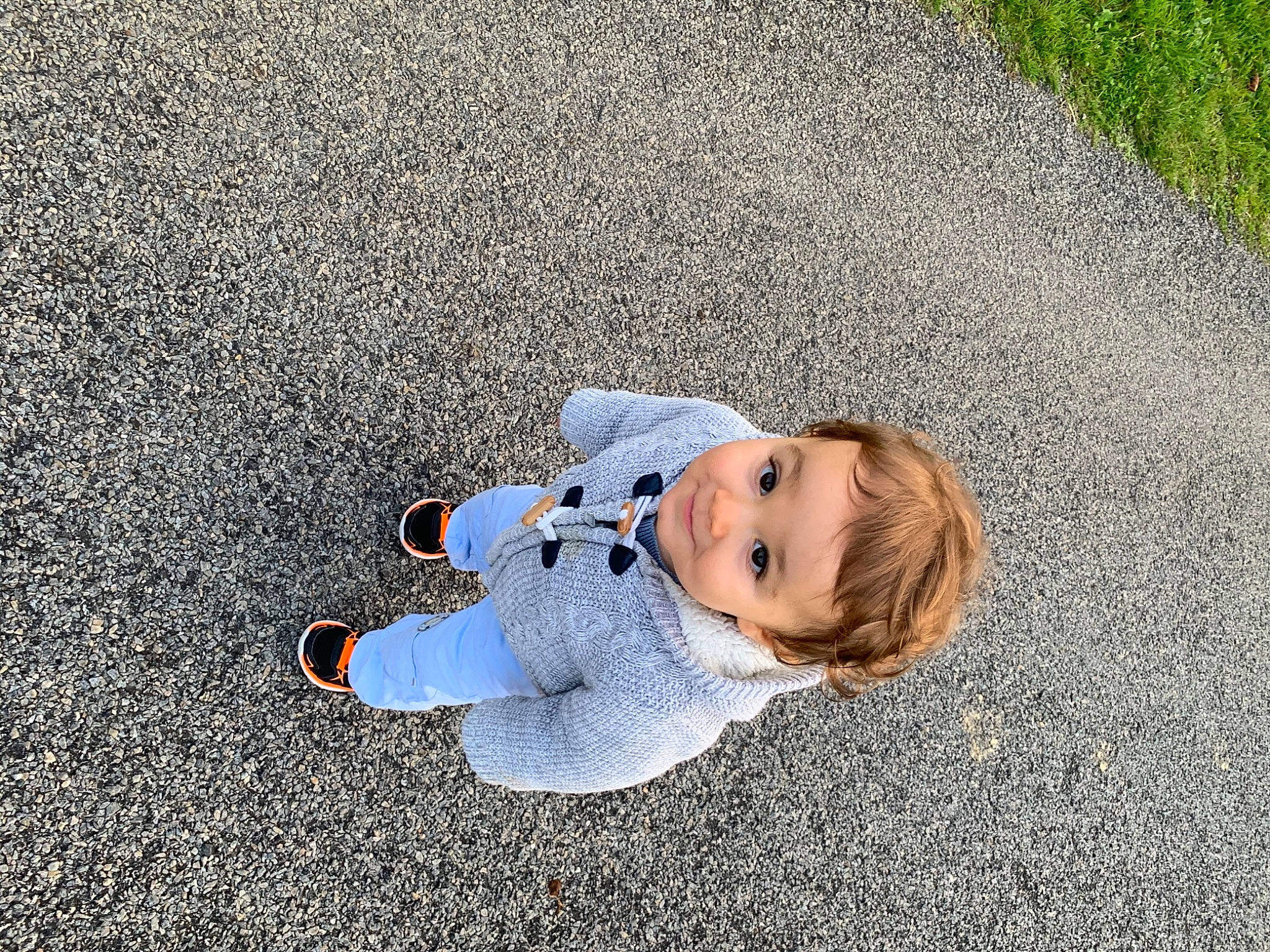 Liam a rejoint le concours — aidez-le/la à gagner de superbes lots ! asphalt, child, concrete, electric_blue, eye, flooring, fun, grass, happy, leisure, people_in_nature, person, plant, public_space, road, road_surface, sidewalk, sitting, soil, tar