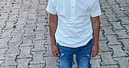 Richard participe au concours pour gagner de l'argent avec cette photo : child, boy, standing, white_polo_shirt, blue_jeans, black_shoes, outdoor, pavement, vehicle, curious_expression, portrait, casual_clothing, young, person, street, daylight, sidewalk, urban, background, human