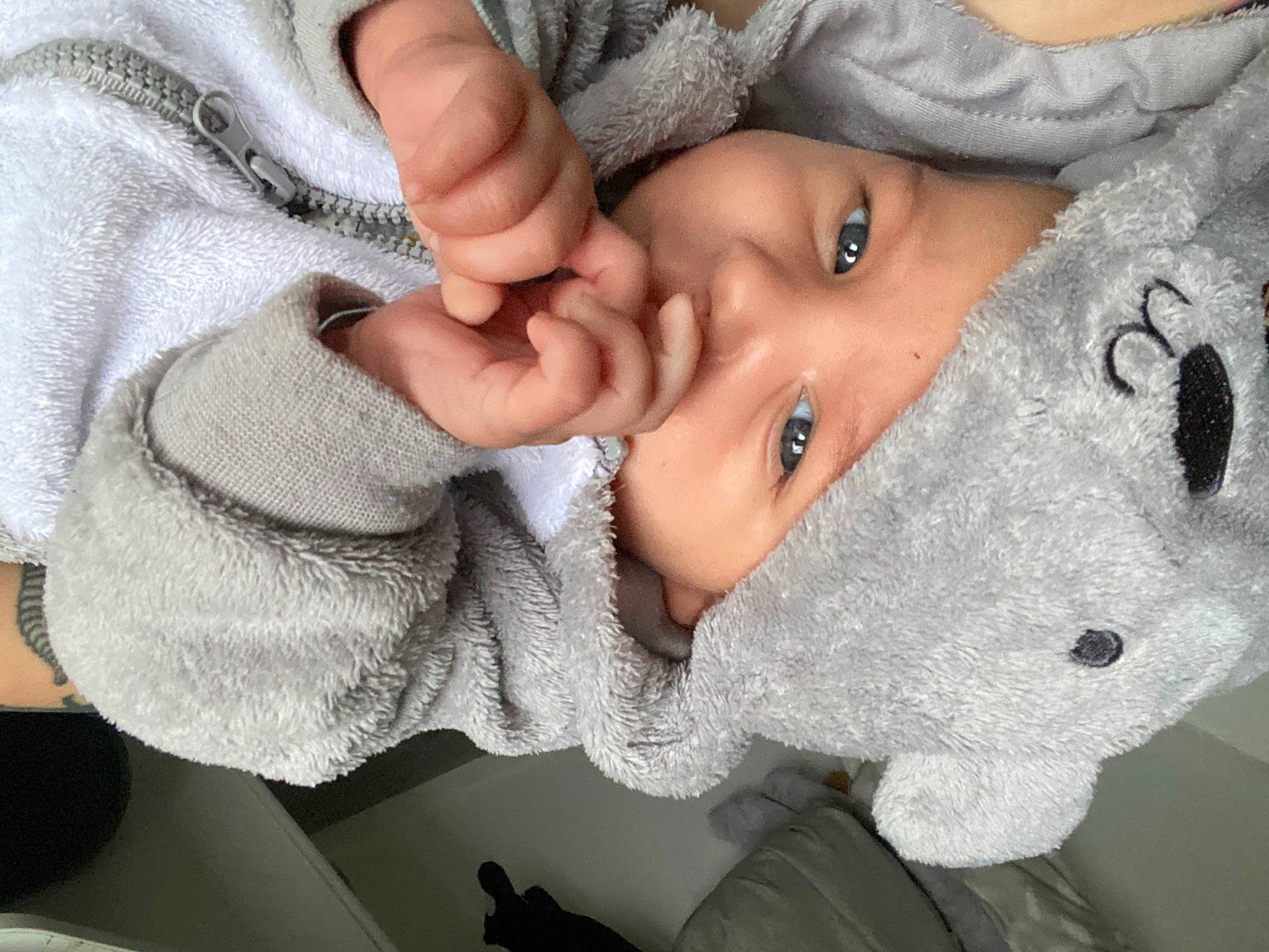 Neven participe au concours pour gagner de l'argent avec cette photo : cheek, chin, ear, eye, eyebrow, eyelash, face, finger, forehead, gesture, happy, head, headwear, lip, mouth, nail, nose, person, skin, thumb