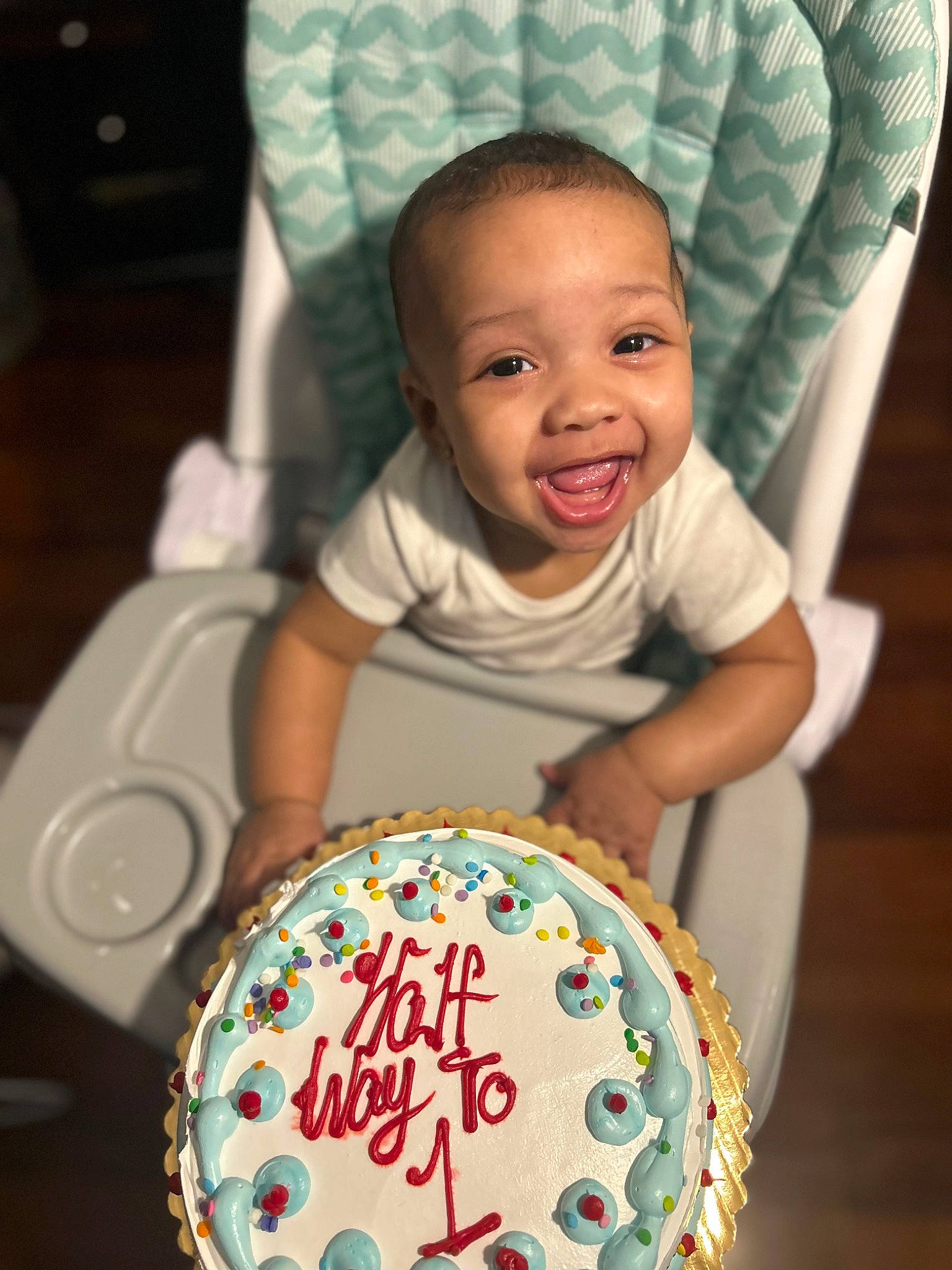 Kyng is registered to the contest to win money with this photo: art, baby, baby_toddler_clothing, baked_goods, baking, cake_decorating, cake_decorating_supply, cheek, child, comfort, dessert, finger, fun, happy, icing, person, smile, sugar_cake, sweetness, t_shirt