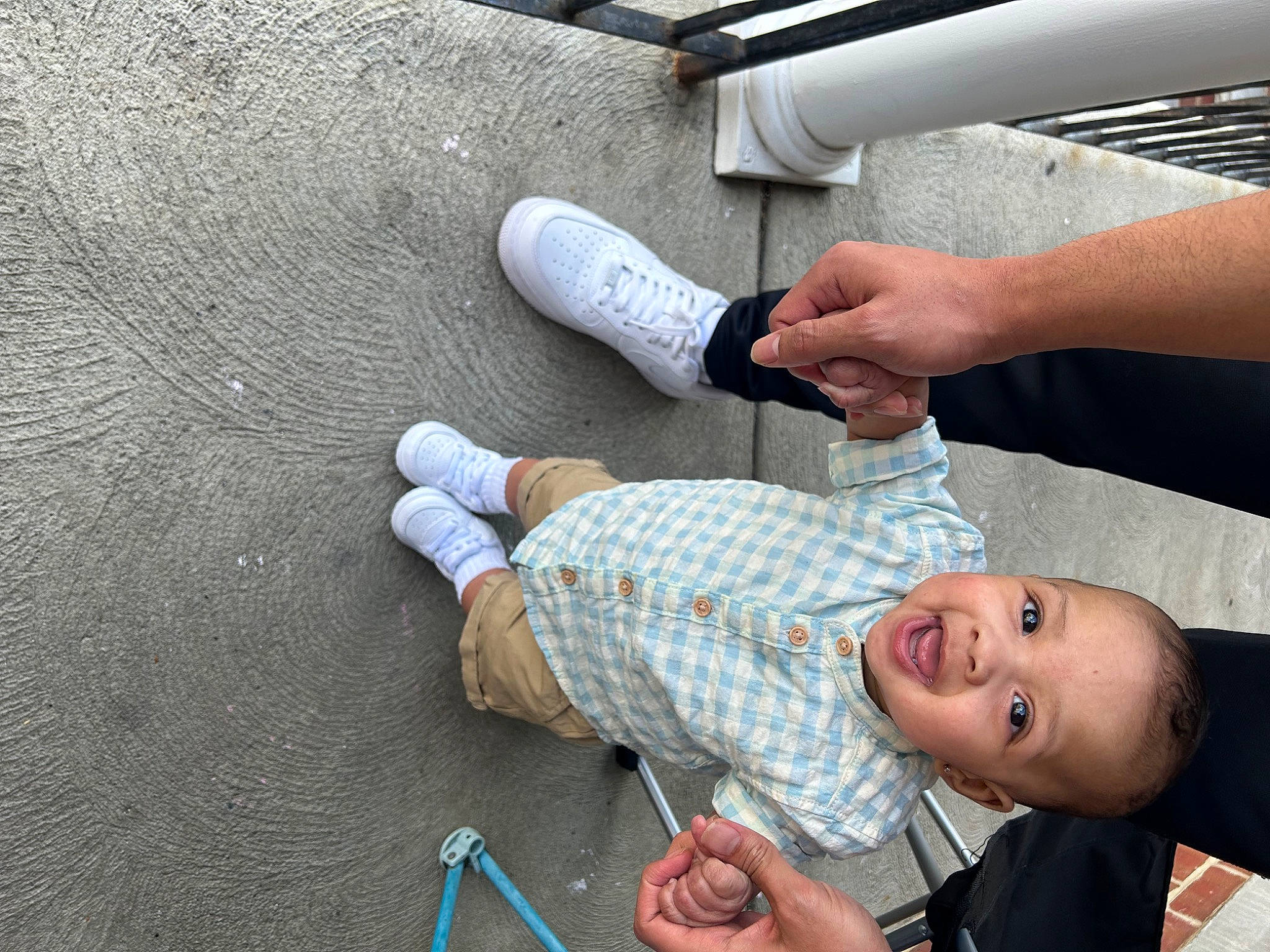 Kyng is registered to the contest to win money with this photo: arm, asphalt, child, elbow, finger, foot, gesture, hand, human_leg, joint, knee, nail, person, road_surface, sitting, smile, thumb, toddler, walking_shoe, white