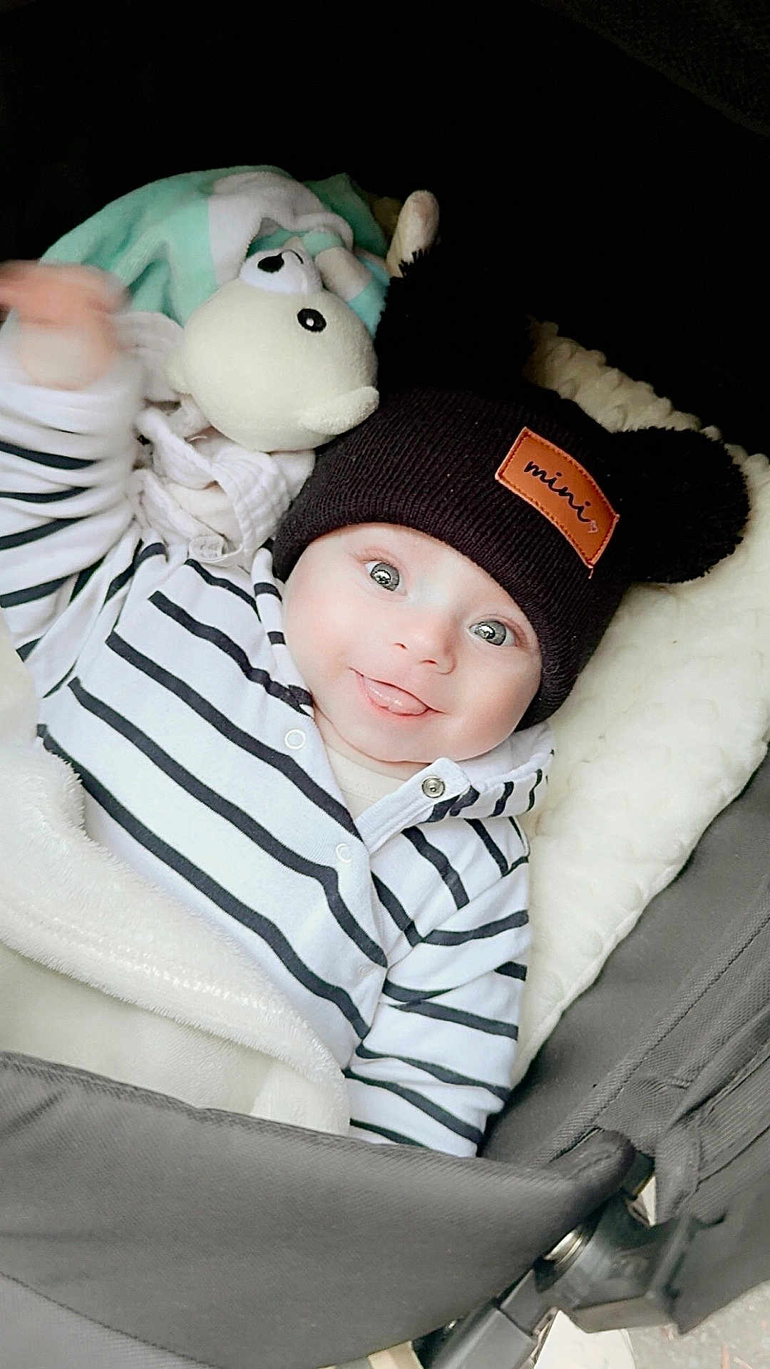 Ayrton a rejoint le concours — aidez-le/la à gagner de superbes lots ! baby, infant, smiling, hat, striped_clothing, blanket, plush_toy, face, eyes, hand, cozy, cute, portrait, child, happy, wearing_hat, baby_clothes, indoor, baby_in_stroller, adorable