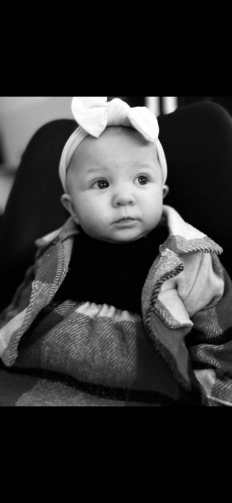 Lyana participe au concours pour gagner de l'argent avec cette photo : baby, infant, headband, bow, blanket, plaid, black_and_white, portrait, closeup, cute, child, face, eyes, clothing, sitting, young, person, indoors, warm, soft