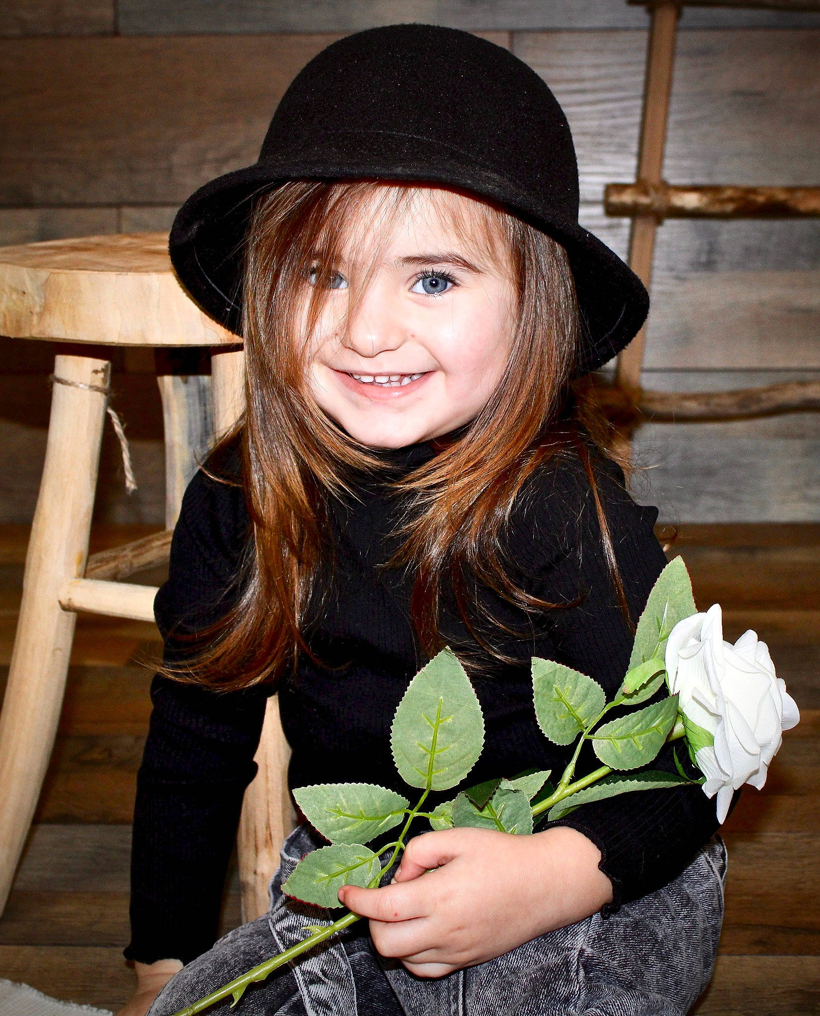 Assya participe au concours pour gagner de l'argent avec cette photo : beauty, child, citrus, costume_hat, fashion_accessory, flower, flower_arranging, fruit, grass, happy, hat, headwear, jewellery, joy, leaf_vegetable, long_hair, people_in_nature, person, petal, plant