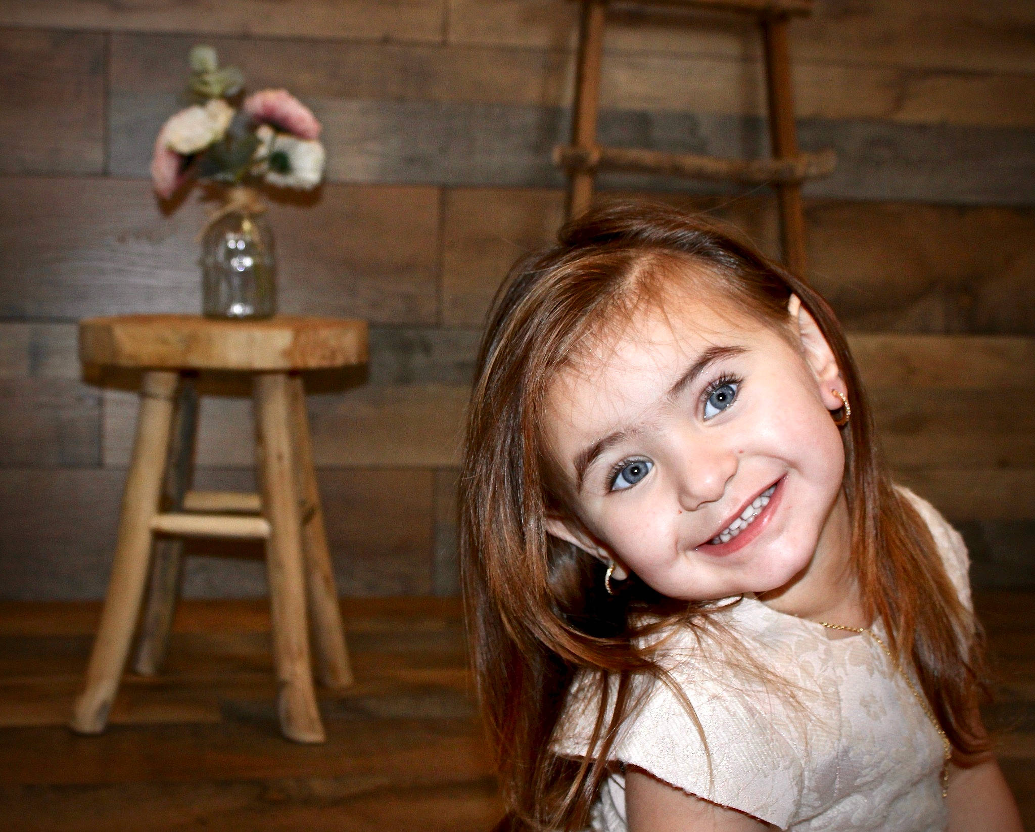 Assya participe au concours pour gagner de l'argent avec cette photo : brown_hair, child, flash_photography, flooring, fun, hair, happy, human_body, iris, joy, leisure, long_hair, mammal, person, sitting, skin, smile, standing, stool, toddler