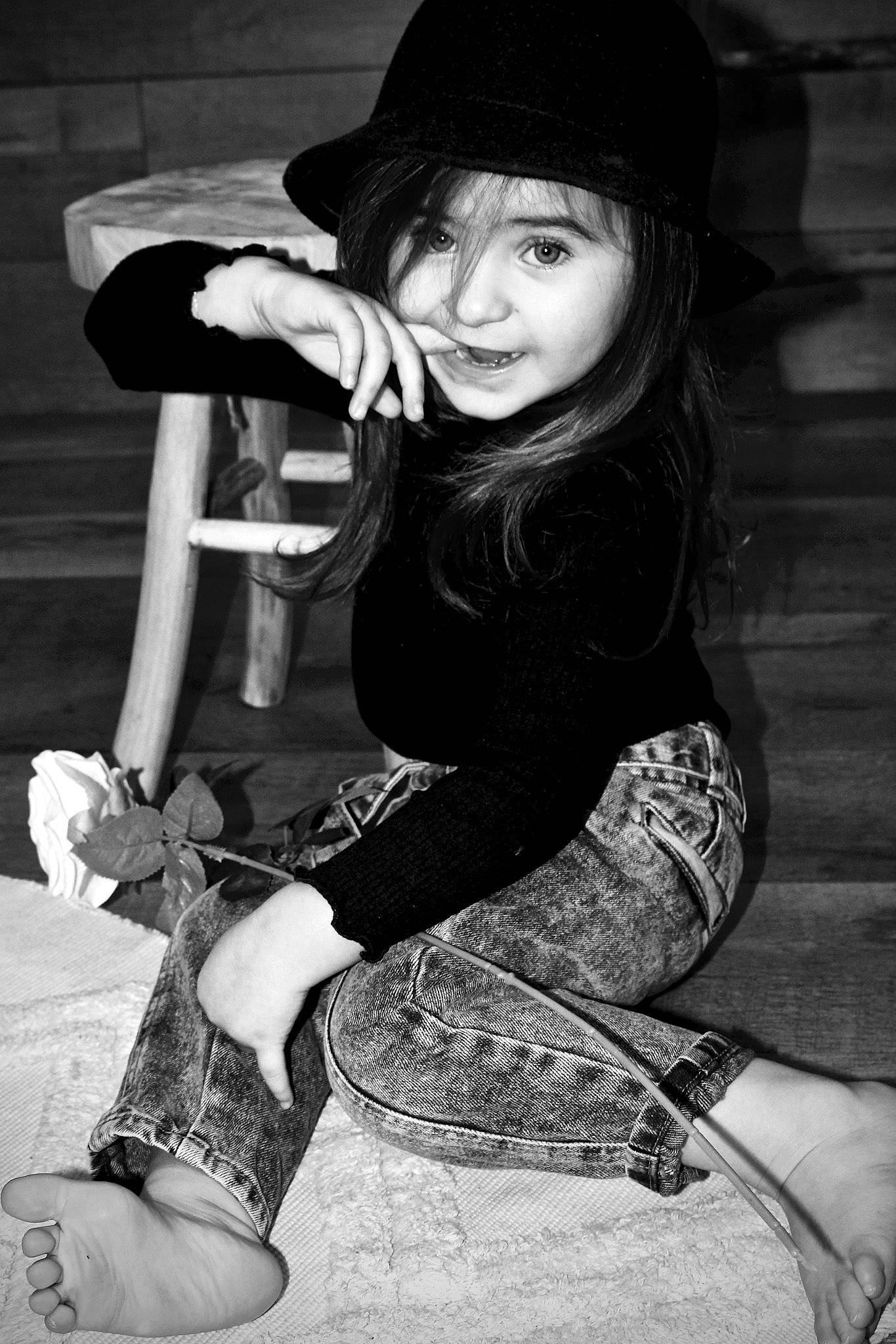 Assya a rejoint le concours — aidez-le/la à gagner de superbes lots ! arm, black, black_and_white, black_hair, cap, cool, flash_photography, hairstyle, joy, knee, lip, monochrome, person, photograph, shoe, smile, sneakers, street_fashion, style, thigh