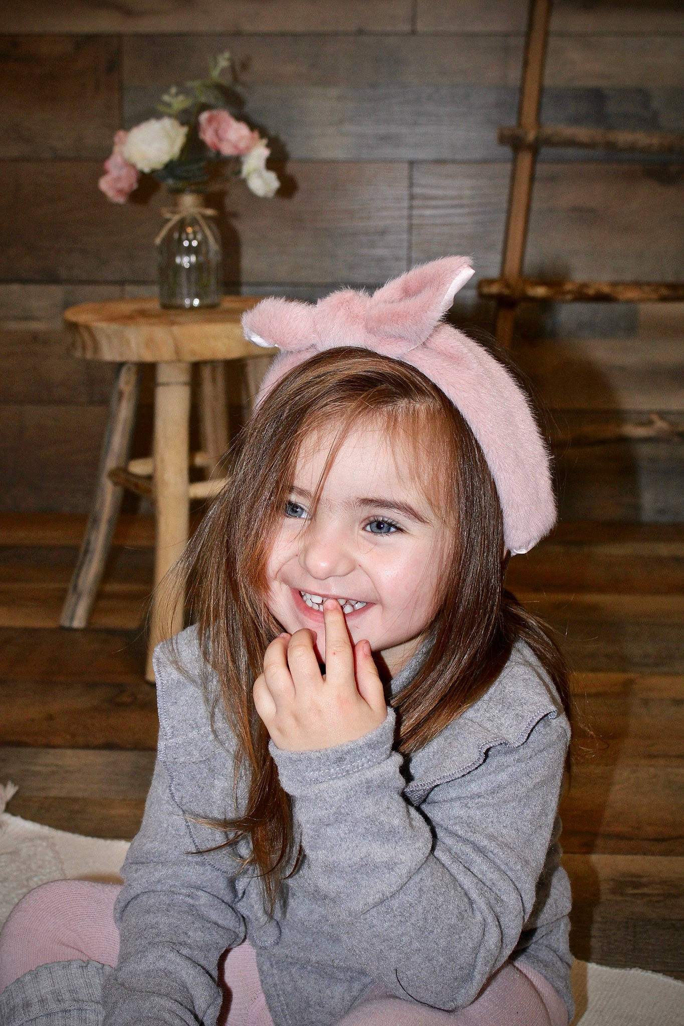 Assya participe au concours pour gagner de l'argent avec cette photo : bangs, blond, brown_hair, child, fashion_accessory, flash_photography, flooring, fun, fur, gesture, happy, iris, joy, leg, lip, long_hair, person, sitting, smile, tree