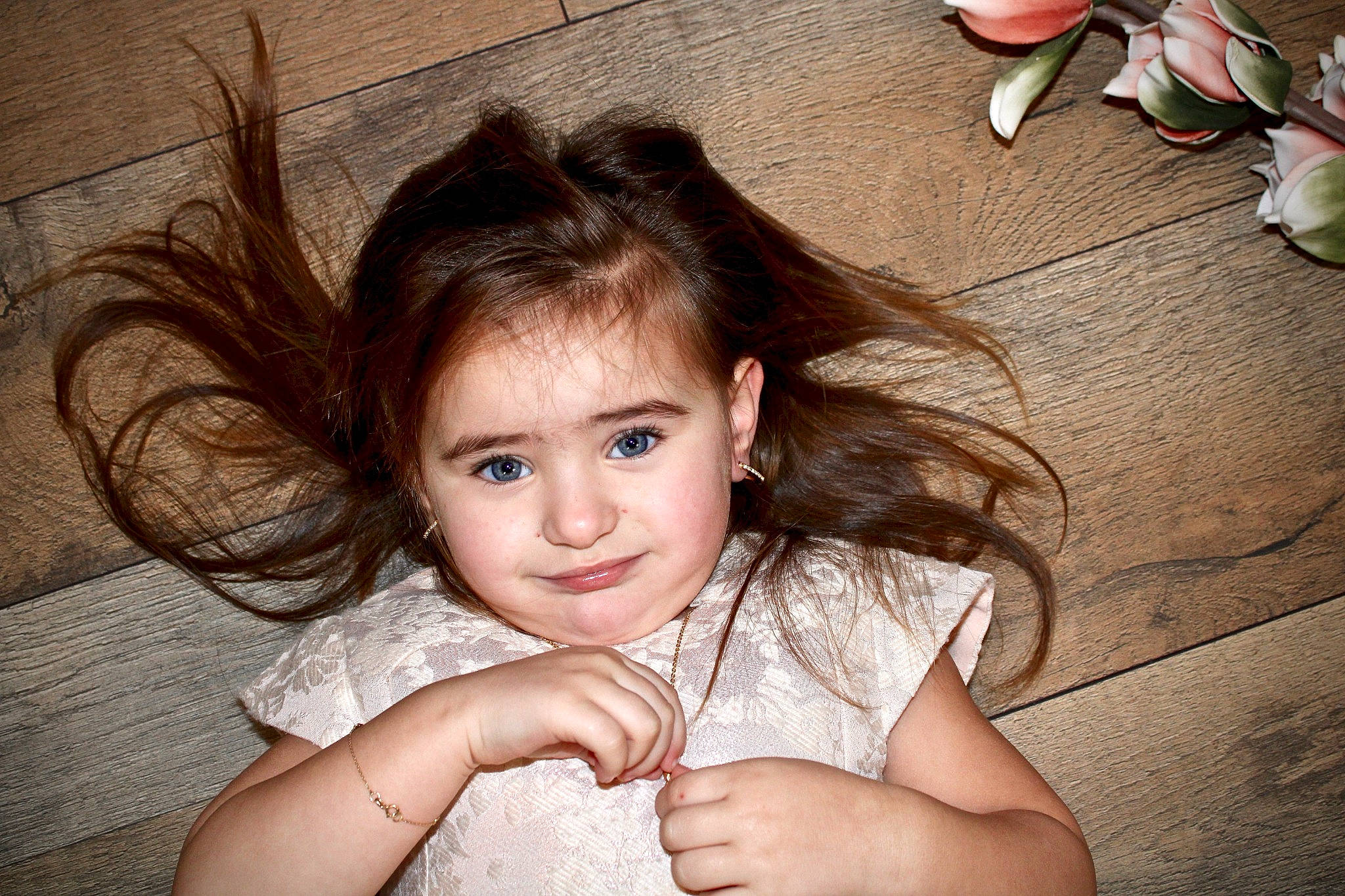 Assya a rejoint le concours — aidez-le/la à gagner de superbes lots ! arm, cheek, chin, eye, eyebrow, eyelash, face, facial_expression, hair, hairstyle, hand, head, joint, lip, mouth, nose, organ, person, skin, smile