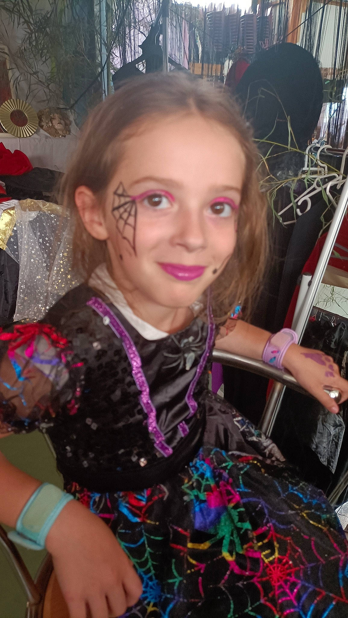 Maïlane a rejoint le concours — aidez-le/la à gagner de superbes lots ! child, cool, event, facial_expression, fashion, fashion_accessory, fun, hair, hairstyle, happy, head, iris, jewellery, joy, leisure, lip, long_hair, magenta, person, pink