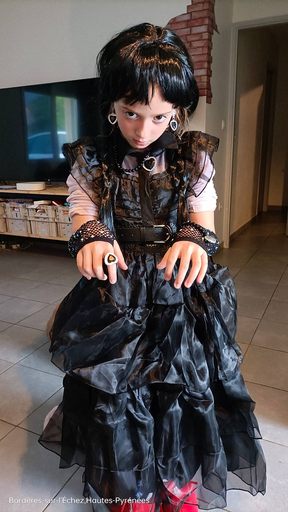 Maïlane participe au concours pour gagner de l'argent avec cette photo : bangs, black_hair, costume_design, doll, event, fashion_design, formal_wear, fur, glove, gown, hat, haute_couture, headgear, hime_cut, long_hair, person, television, textile, toy, waist