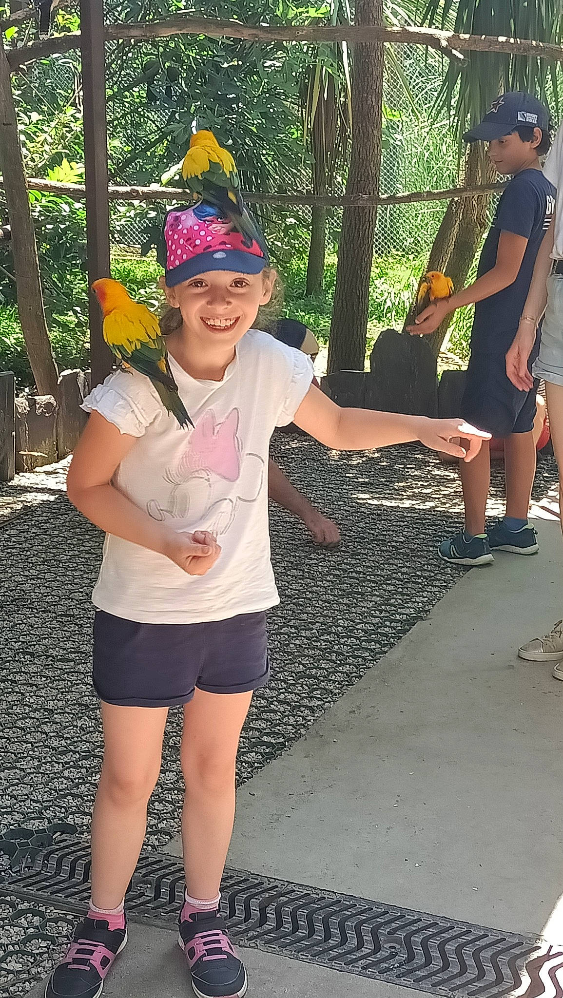 Maïlane participe au concours pour gagner de l'argent avec cette photo : baseball_cap, cap, clothing, cool, eyewear, fashion, happy, hat, headgear, headwear, joy, leisure, person, pink, plant, recreation, shorts, shoulder, smile, style