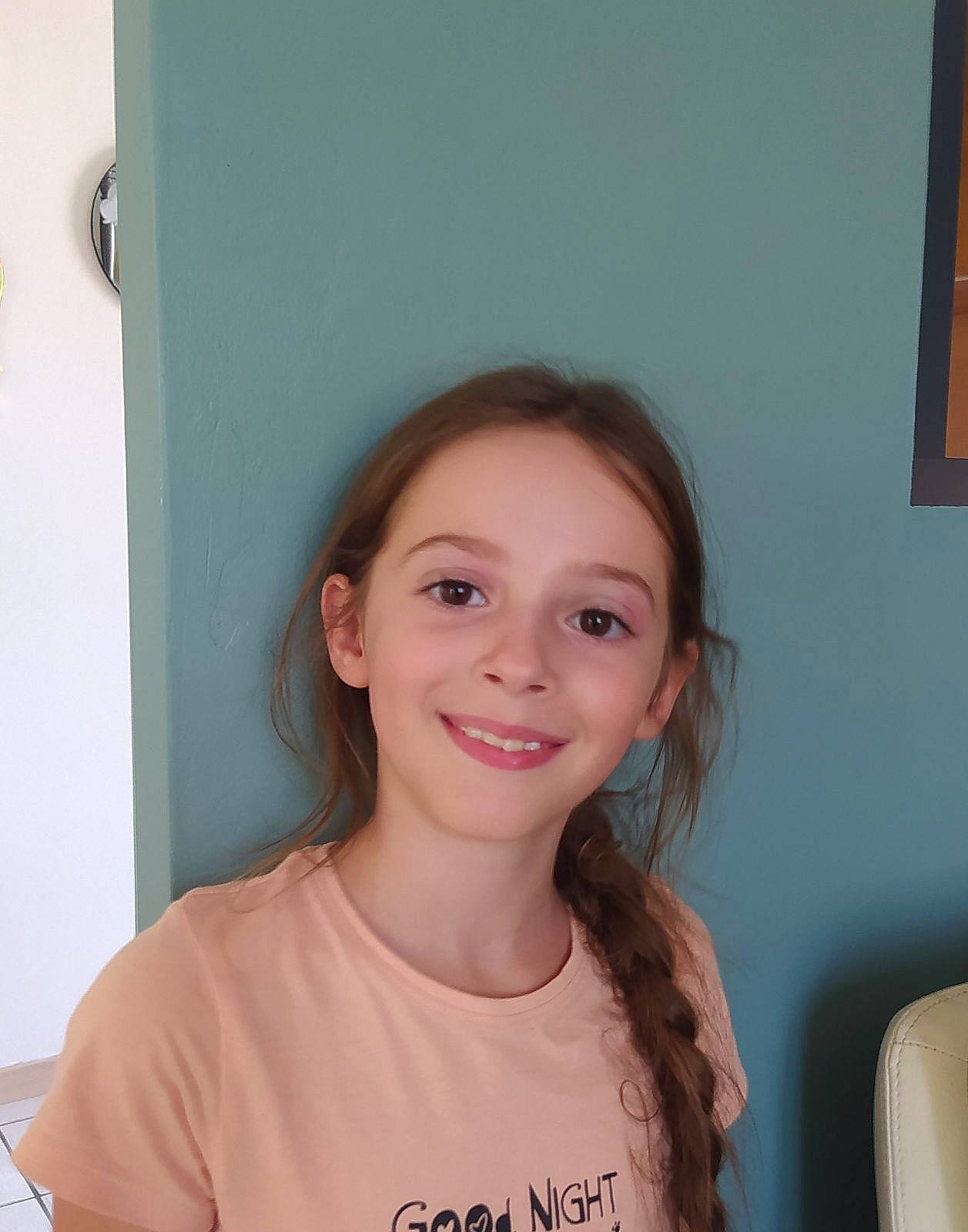 Maïlane participe au concours pour gagner de l'argent avec cette photo : brown_hair, cheek, chin, event, eyebrow, eyelash, fun, gesture, happy, iris, jaw, joy, layered_hair, long_hair, person, picture_frame, room, shoulder, skin, sleeve