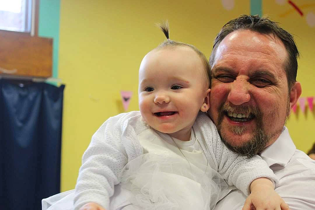 Philippine a rejoint le concours — aidez-le/la à gagner de superbes lots ! baby, child, daughter, event, facial_expression, family, father, grandparent, happy, head, joy, laugh, people, person, skin, smile, toddler