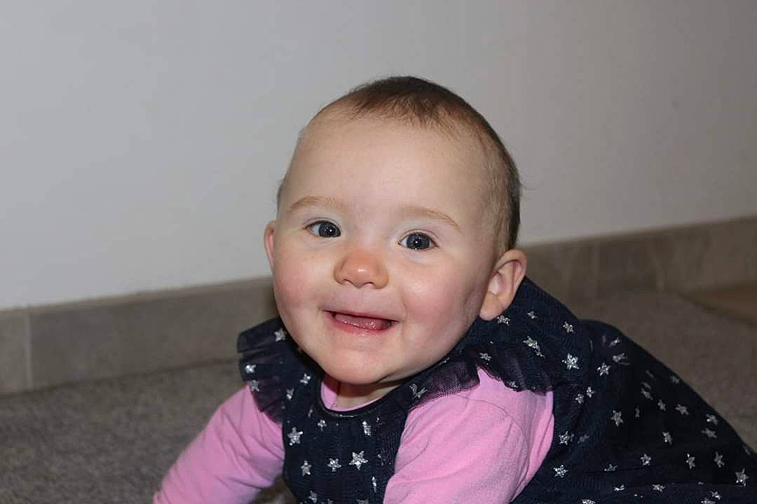 Philippine a rejoint le concours — aidez-le/la à gagner de superbes lots ! baby, cheek, child, face, forehead, head, iris, joy, lip, nose, person, sitting, skin, smile, toddler