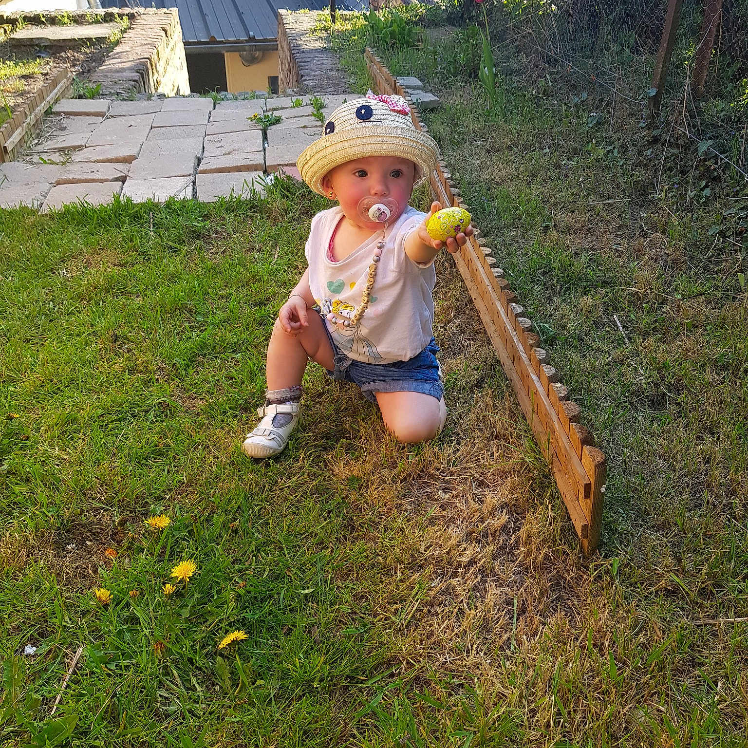 Philippine a rejoint le concours — aidez-le/la à gagner de superbes lots ! backyard, child, garden, grass, headwear, joy, lawn, leg, meadow, person, plant, play, summer, toddler, tree, vacation, yard