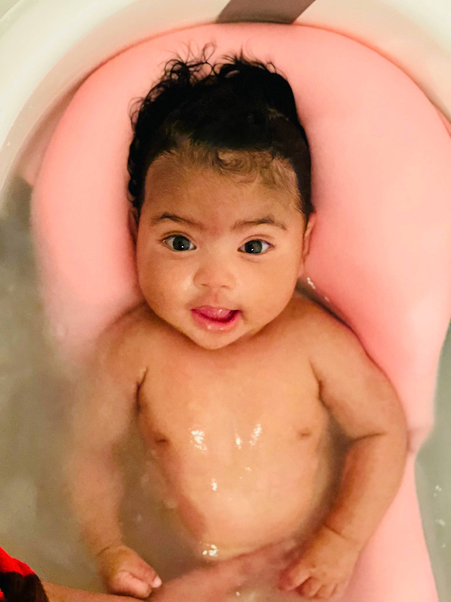 Luciana a rejoint le concours — aidez-le/la à gagner de superbes lots ! baby_bathing, cheek, chin, eye, eyebrow, face, facial_expression, forehead, hair, head, human_body, lip, mouth, muscle, neck, nose, organ, person, shoulder, skin
