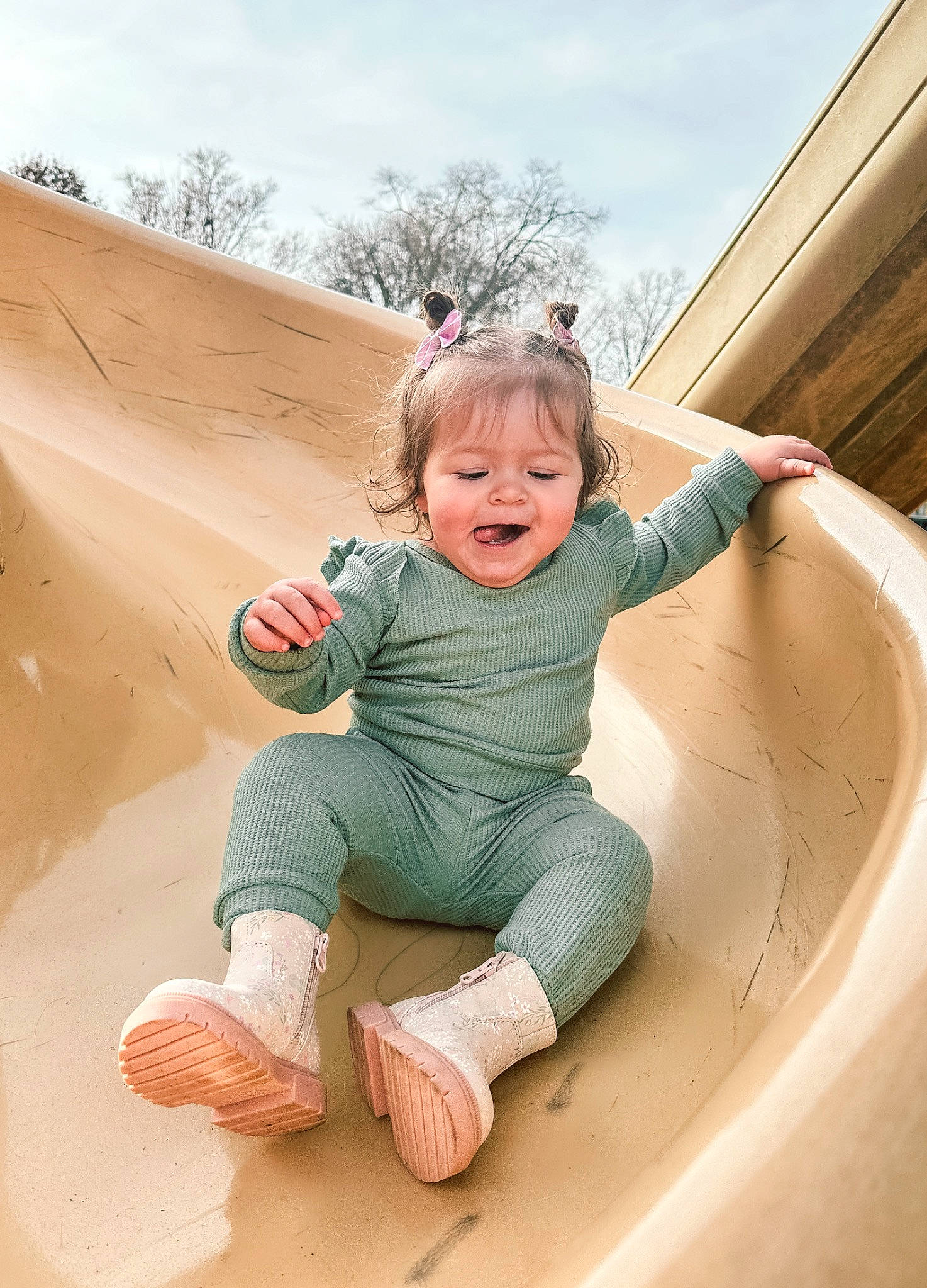 Esme is registered to the contest to win money with this photo: baby_toddler_clothing, barefoot, child, cloud, foot, fun, grass, happy, human_leg, leg, leisure, people_in_nature, person, recreation, sitting, skin, sky, smile, toddler, trampolining_equipment_and_supplies