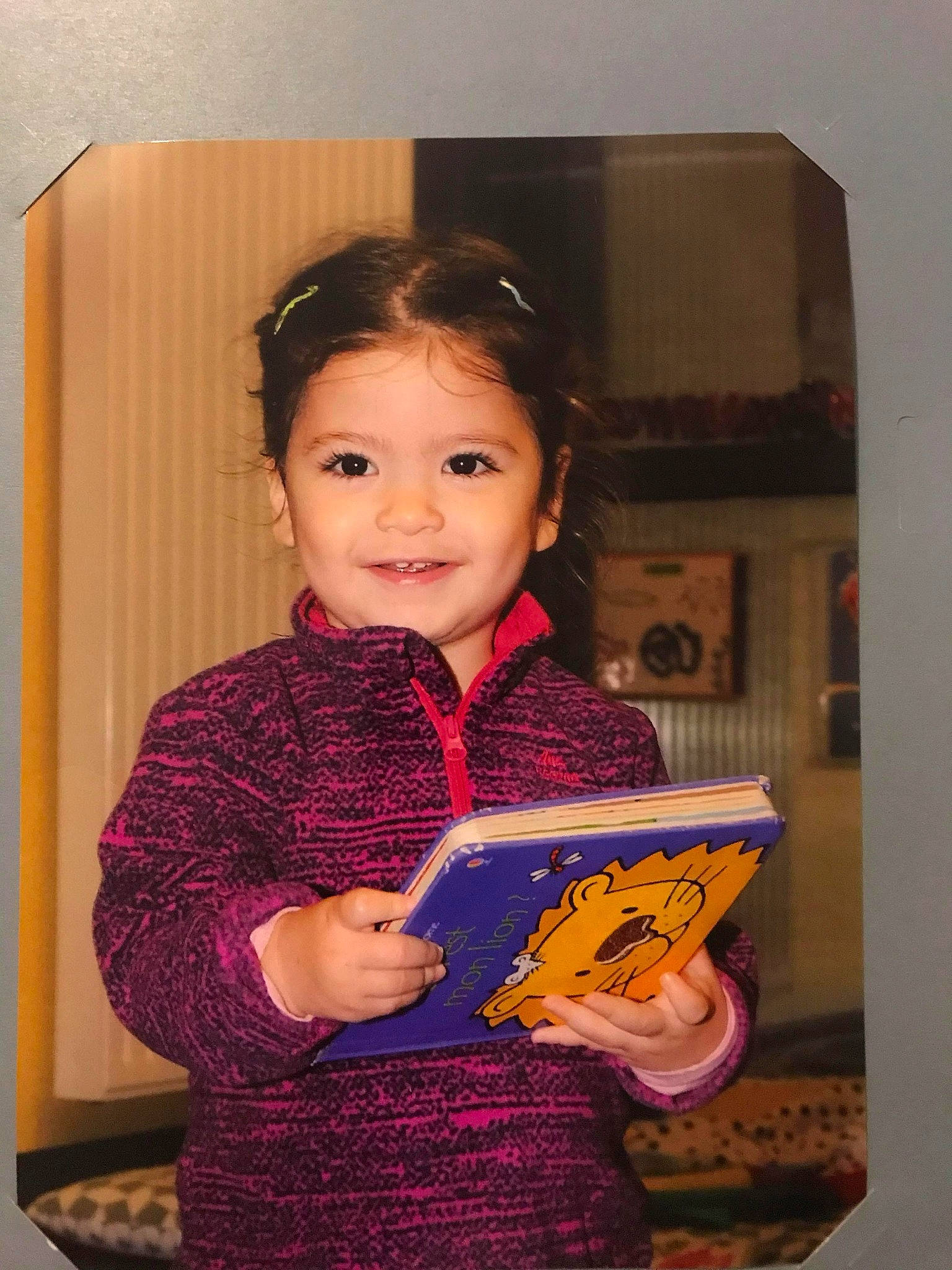 Maria a rejoint le concours — aidez-le/la à gagner de superbes lots ! book, carmine, child, face, fun, happy, joy, magenta, pattern, person, publication, reading, room, shelf, sitting, sleeve, smile, toddler