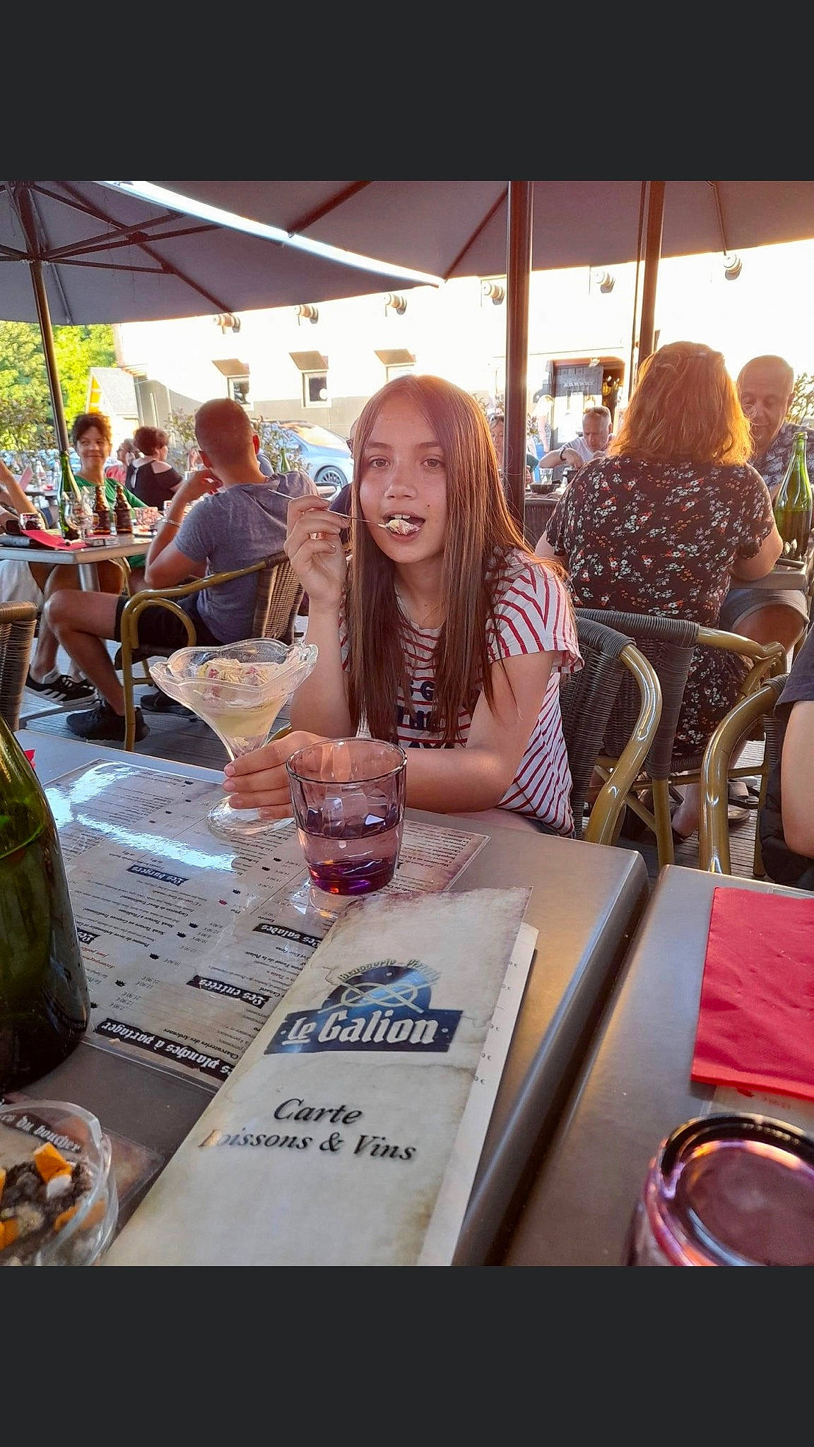 Ileana participe au concours pour gagner de l'argent avec cette photo : alcoholic_beverage, chair, community, crowd, customer, drink, event, eyewear, fashion, fashion_design, fun, happy, interaction, joy, leisure, market, person, public_space, smile, t_shirt