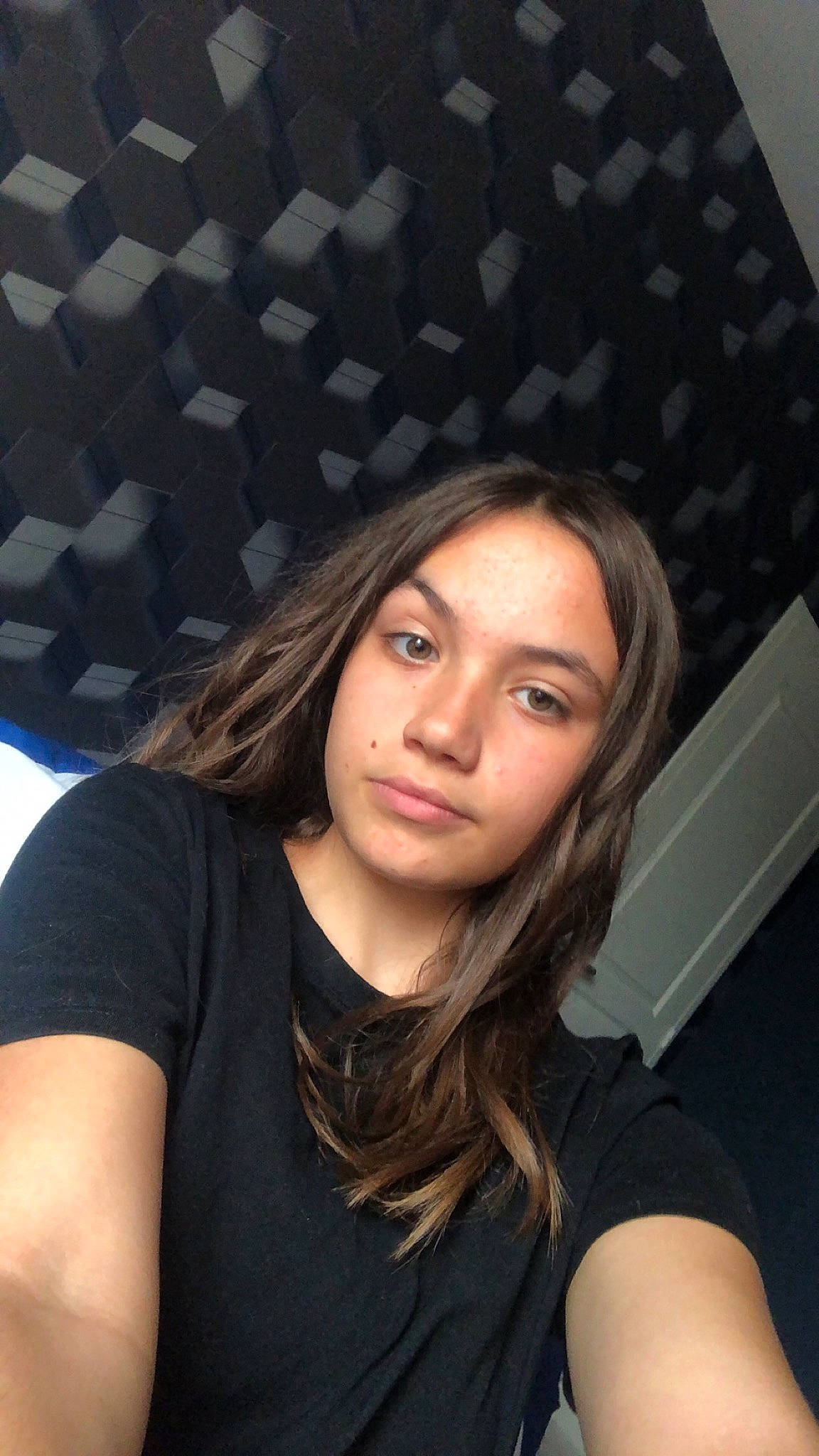 Ileana a rejoint le concours — aidez-le/la à gagner de superbes lots ! beauty, black_hair, blond, chin, cool, electric_blue, eye, eyebrow, eyelash, flash_photography, joint, layered_hair, lighting, lip, long_hair, makeover, mouth, person, shoulder, thigh