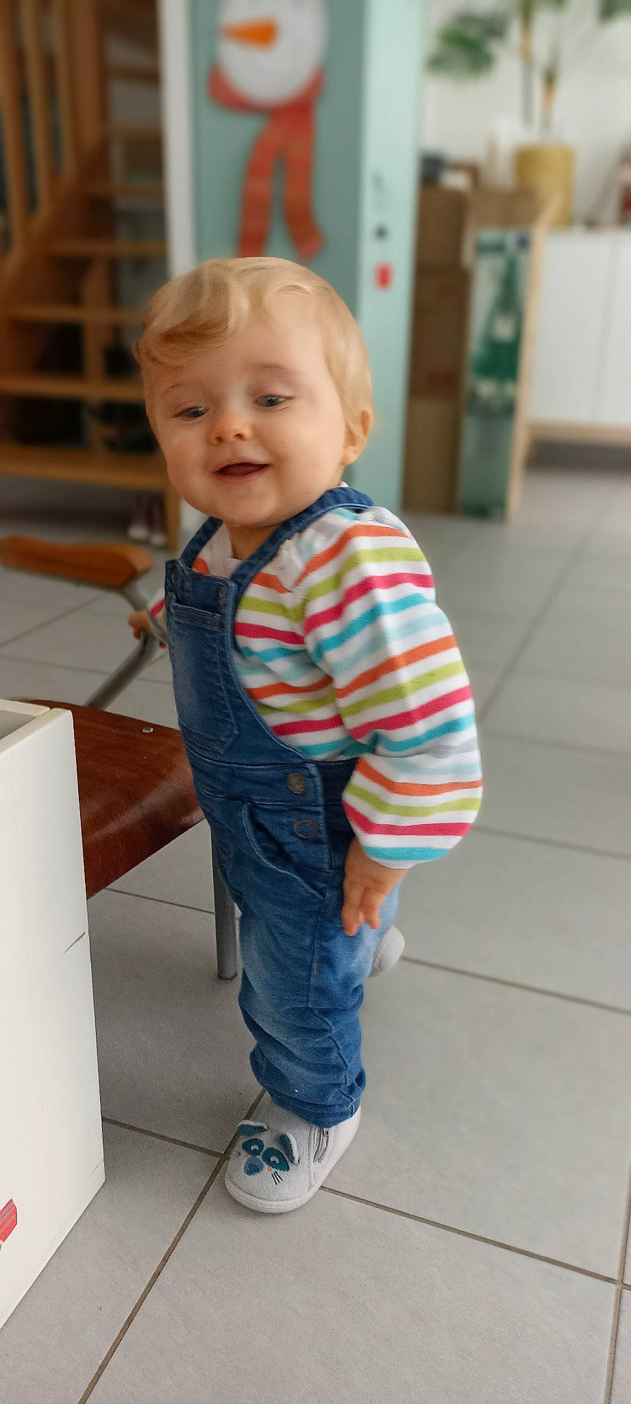 Lenny participe au concours pour gagner de l'argent avec cette photo : baby, baby_toddler_clothing, cheek, child, denim, electric_blue, eye, floor, flooring, happy, head, joint, pattern, person, shoulder, sleeve, smile, standing, t_shirt, toddler