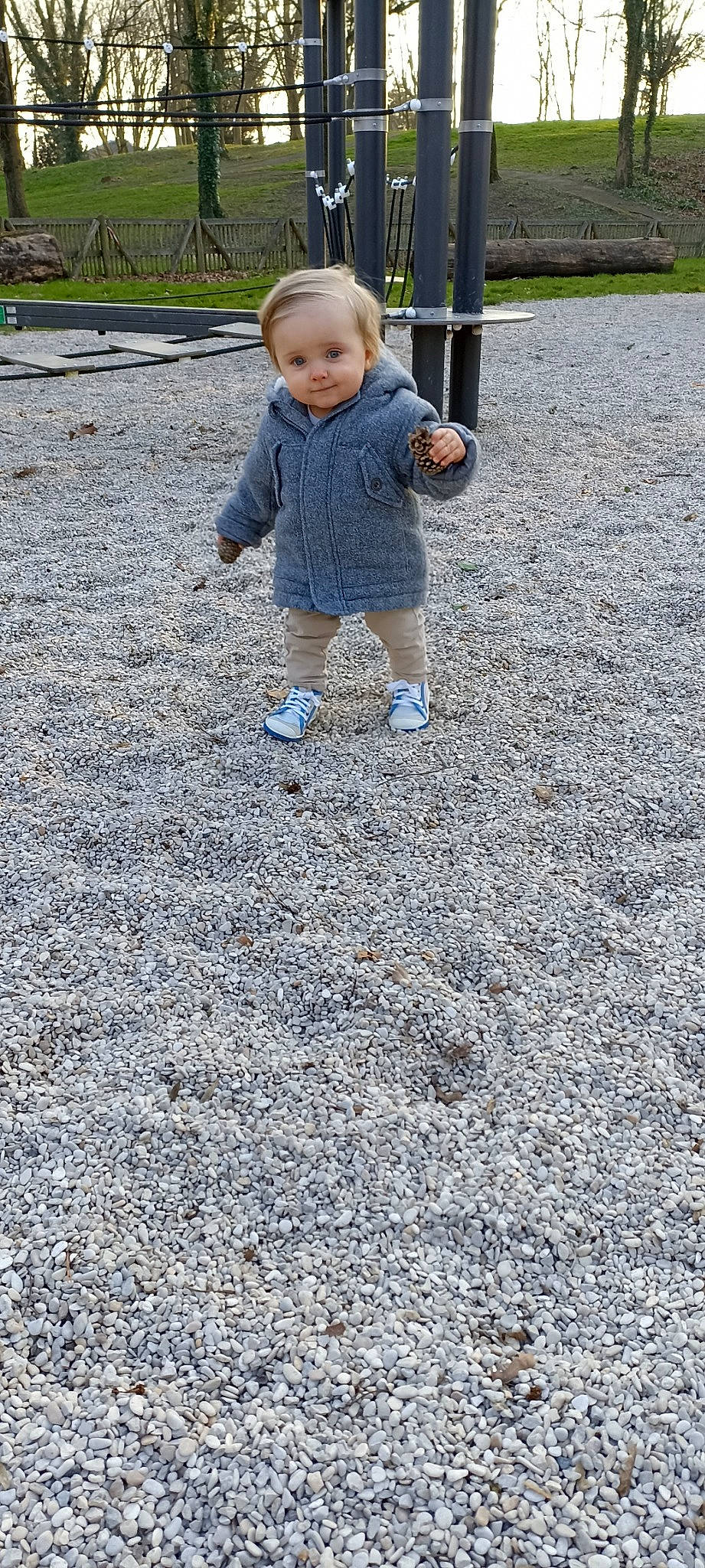 Lenny a rejoint le concours — aidez-le/la à gagner de superbes lots ! asphalt, baby, baby_toddler_clothing, ball, child, city, cobblestone, concrete, flooring, foot, fun, grass, human_leg, leg, people_in_nature, person, recreation, road_surface, sidewalk, soil