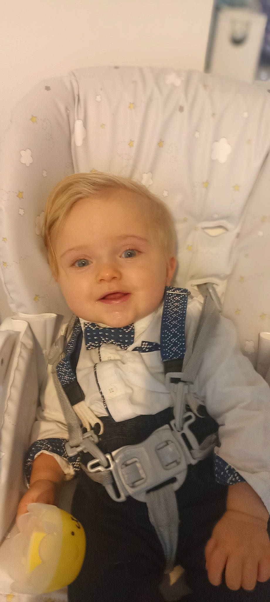 Lenny a rejoint le concours — aidez-le/la à gagner de superbes lots ! baby, baby_carriage, baby_products, baby_toddler_clothing, blond, cheek, child, collar, eye, formal_wear, happy, head, iris, outerwear, person, personal_protective_equipment, skin, sleeve, smile, tie