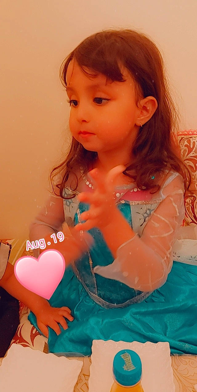 Lina a rejoint le concours — aidez-le/la à gagner de superbes lots ! arm, baby_toddler_clothing, cheek, dress, eyelash, facial_expression, finger, gesture, hair, happy, human_body, iris, lip, neck, nose, person, pink, shoulder, skin, summer