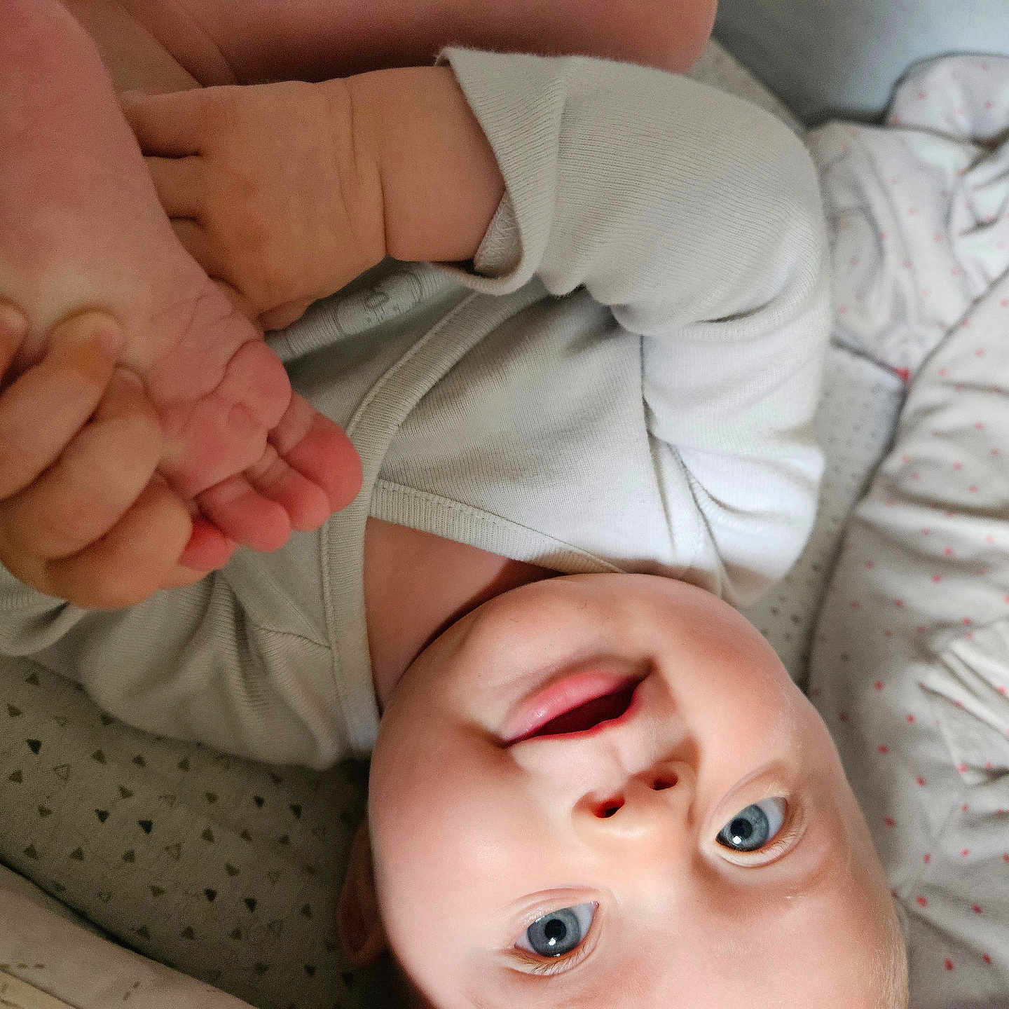 Lyana a rejoint le concours — aidez-le/la à gagner de superbes lots ! baby, bed, bedroom, blanket, bodypart, couch, crib, face, finger, furniture, hand, happy, head, indoors, infantbed, newborn, person, photography, portrait, smile