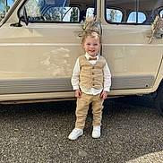 Léo a rejoint le concours — aidez-le/la à gagner de superbes lots ! boy, child, clothing, coat, face, footwear, fun, hair, jeans, male, pants, person, shoe, sitting, sleeve, standing, tire, transportation, vacation, vehicle