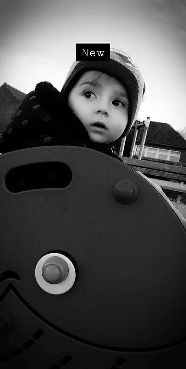 Eva participe au concours pour gagner de l'argent avec cette photo : audio_equipment, automotive_wheel_system, black, black_and_white, cap, child, circle, fashion_accessory, flash_photography, gadget, happy, headwear, monochrome, monochrome_photography, person, photography, portrait_photography, stock_photography, style, toddler