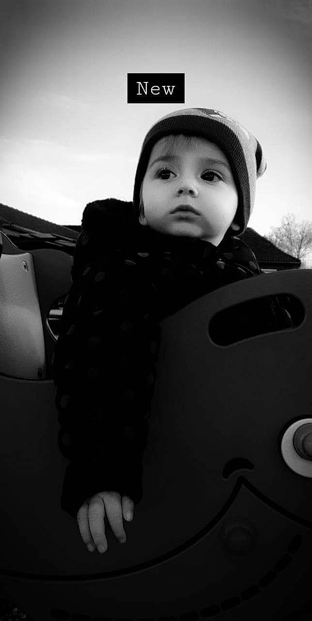 Eva participe au concours pour gagner de l'argent avec cette photo : auto_part, automotive_design, automotive_exterior, baby, beauty, black_and_white, cool, eye, flash_photography, gesture, happy, jacket, monochrome, monochrome_photography, motor_vehicle, person, personal_protective_equipment, standing, style, toddler