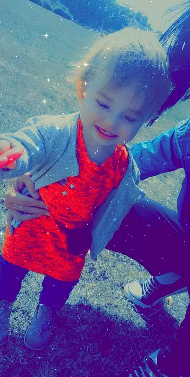 Eva a rejoint le concours — aidez-le/la à gagner de superbes lots ! azure, child, cloud, cool, electric_blue, freezing, fun, grass, happy, joy, leisure, magenta, people_in_nature, person, play, recreation, sitting, smile, snow, toddler