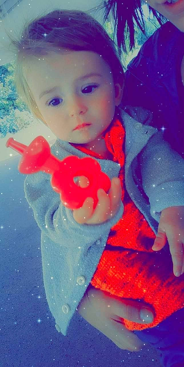 Eva a rejoint le concours — aidez-le/la à gagner de superbes lots ! art, azure, baby_toddler_clothing, carmine, child, circle, electric_blue, fashion_accessory, fictional_character, fun, happy, magenta, party_supply, pattern, people_in_nature, person, petal, pink, space, toddler