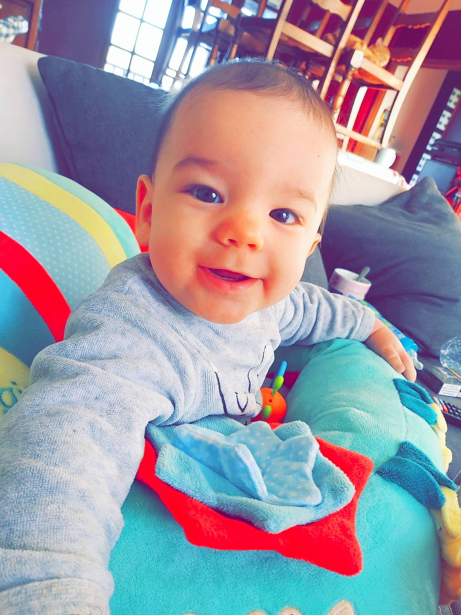 Mathys a rejoint le concours — aidez-le/la à gagner de superbes lots ! baby, beauty, cheek, child, cool, eye, face, head, lip, mouth, nose, person, play, product, room, sitting, skin, smile, technology, textile