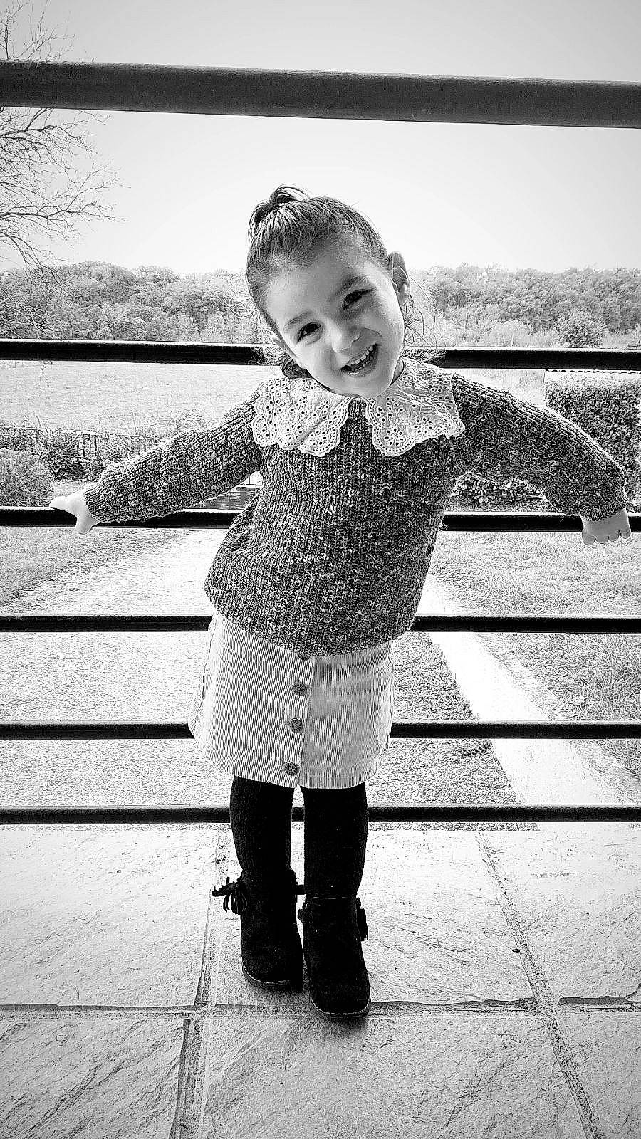 Lya a rejoint le concours — aidez-le/la à gagner de superbes lots ! child, clothing, coat, face, female, footwear, girl, happy, head, knitwear, pants, person, photography, portrait, railing, shoe, shorts, skirt, smile, sweater