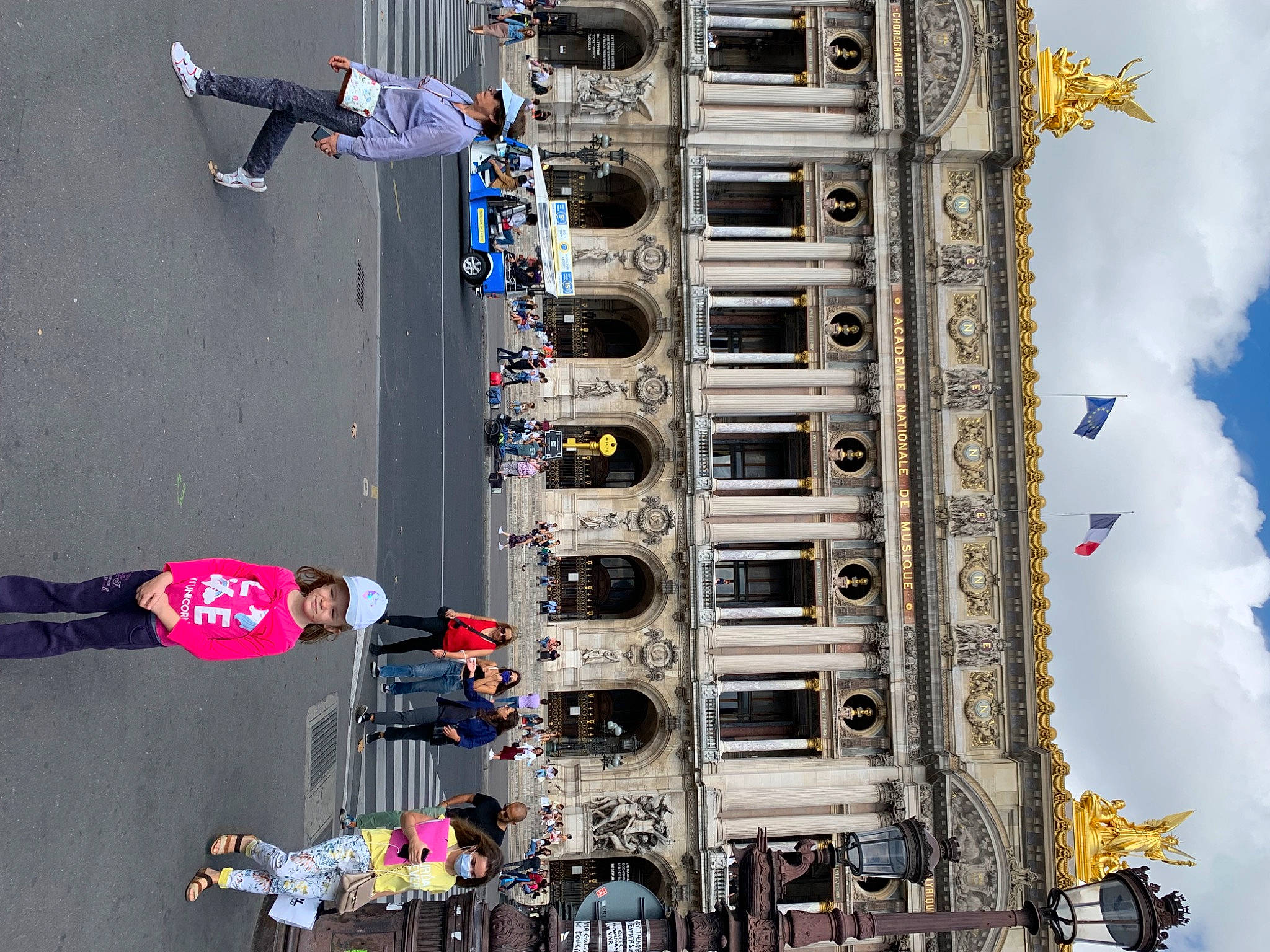 Océane participe au concours pour gagner de l'argent avec cette photo : asphalt, audio_equipment, city, cloud, electrical_supply, electricity, facade, fun, headwear, human_leg, line, machine, pedestrian, person, recreation, sky, street, tower, travel, urban_design