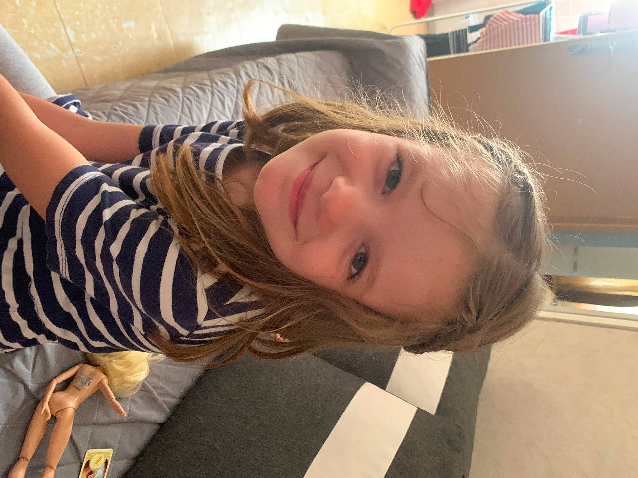 Océane a rejoint le concours — aidez-le/la à gagner de superbes lots ! blond, brown_hair, comfort, elbow, eyelash, facial_expression, flooring, fun, happy, human_leg, joy, knee, leisure, long_hair, mouth, person, shoulder, sitting, smile, thigh