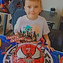 Alenzo a rejoint le concours — aidez-le/la à gagner de superbes lots ! balloon, birthday, boy, cake, candles, celebration, chair, child, decorations, event, food, happy, indoor, party, person, smile, spiderman, table, toy, tshirt