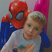 Alenzo a rejoint le concours — aidez-le/la à gagner de superbes lots ! balloon, blue_eyes, boy, casual_clothing, child, colorful, curtain, floor, happy, indoor, orange_shorts, pink_curtain, playful, portrait, short_hair, smiling, spiderman, toy, tshirt, wall